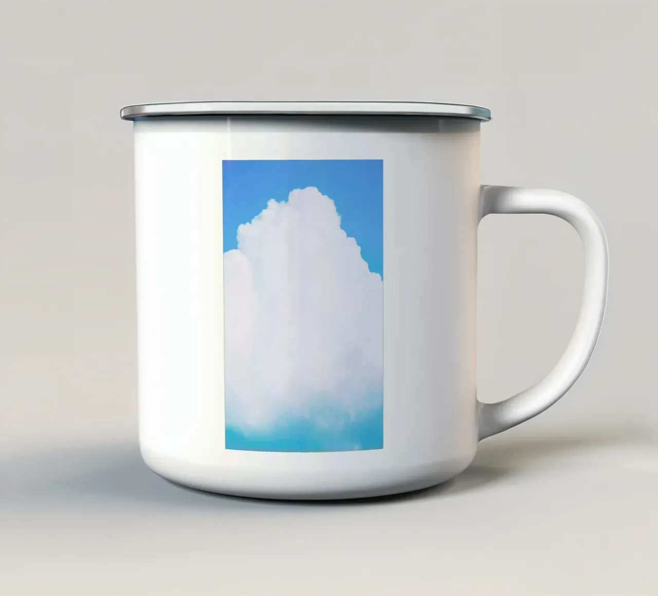 Blue Clouds III tazza in smalto da Tal Paz-Fridman