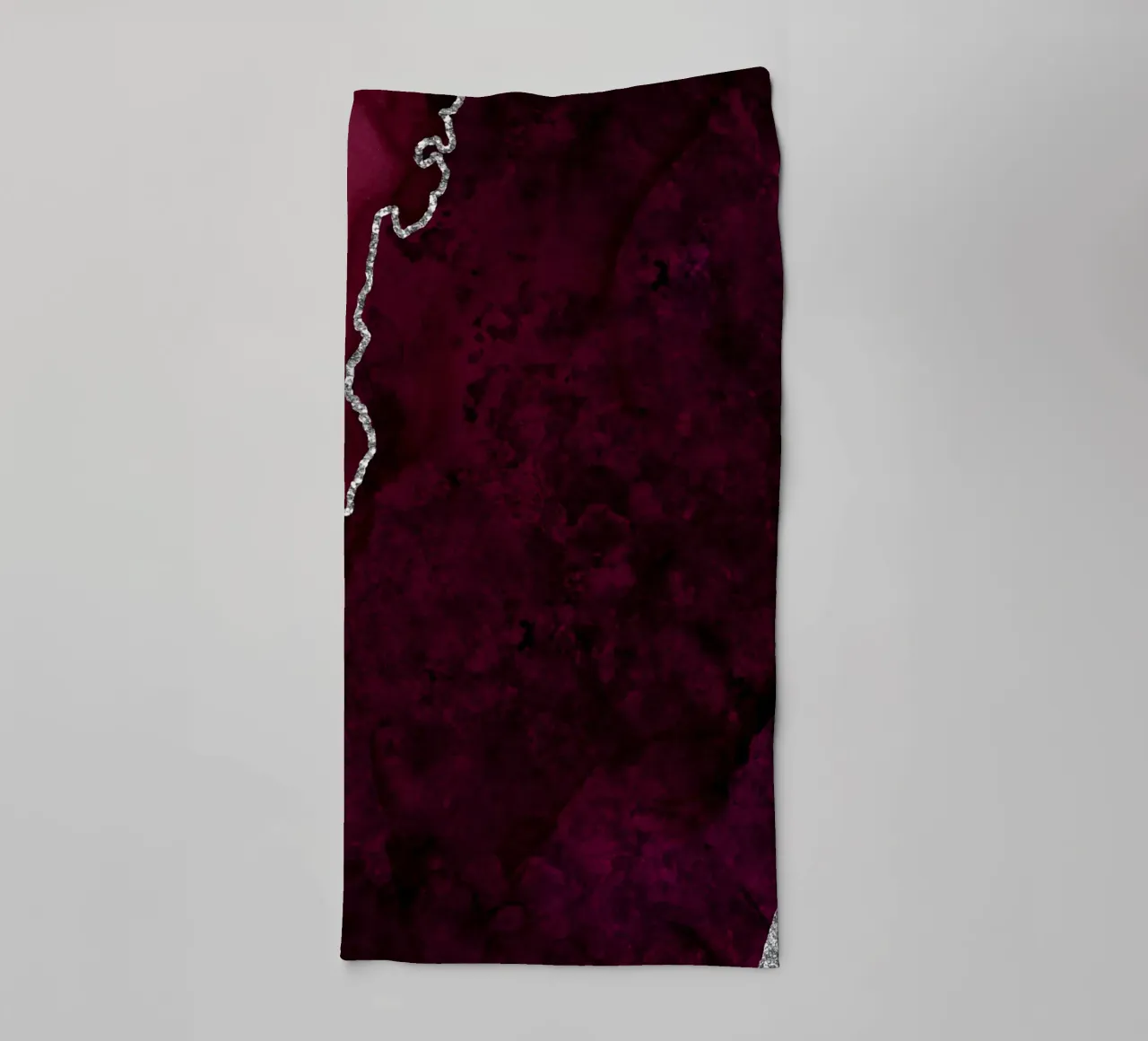 Burgunder & Silber Achat Textur 01 Handtuch von Gemstone Textures