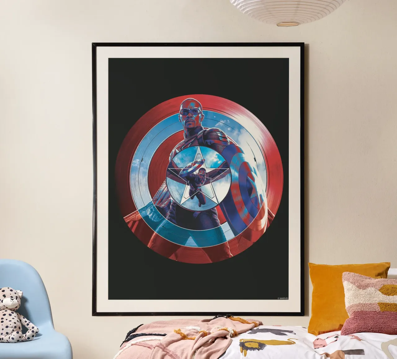Captain Americas Schild poster con telaio in legno da MARVEL Designs by JUNIQE