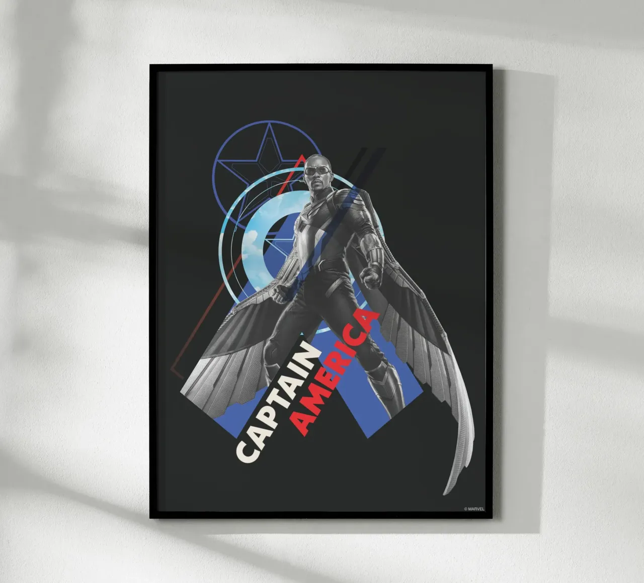 Captain America poster con telaio in alluminio da MARVEL Designs by JUNIQE