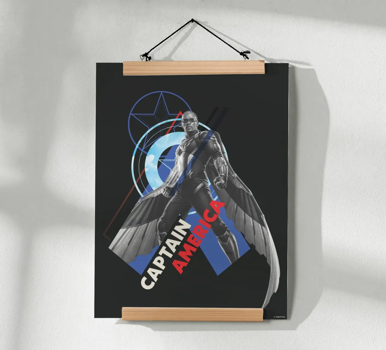 Captain America poster con telaio in alluminio da MARVEL Designs by JUNIQE