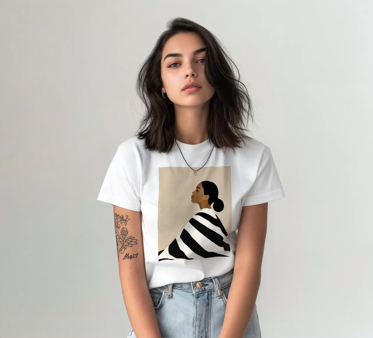 Ritratto di donna con abito a righe bianche e nere t-shirt da Take Your Art BV