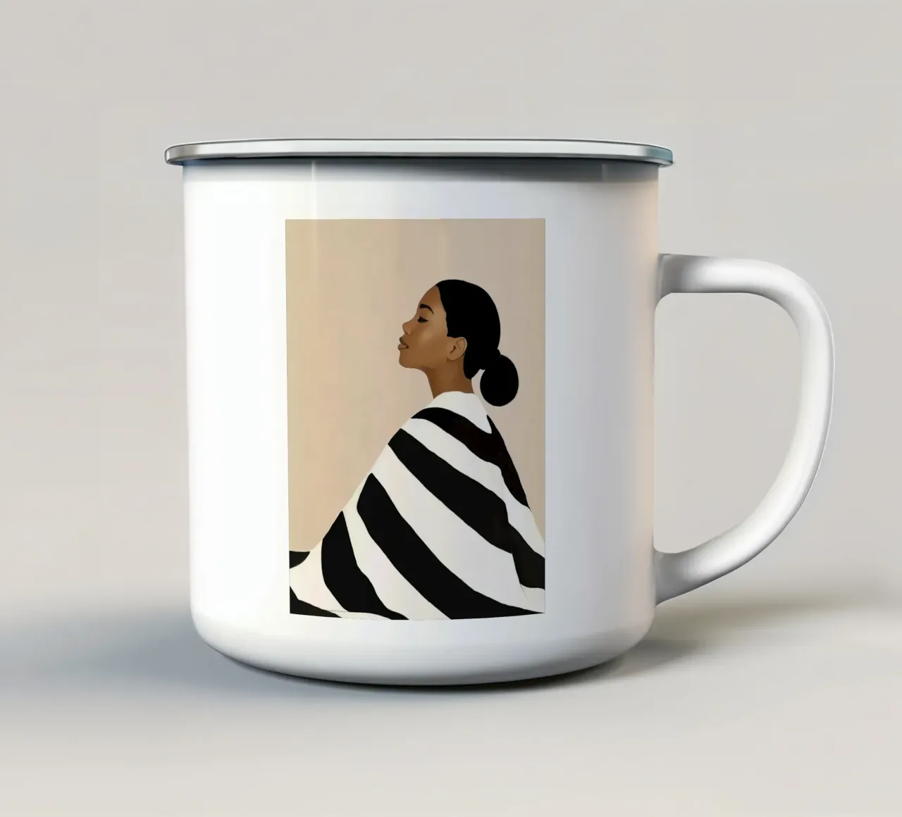 Ritratto di donna con abito a righe bianche e nere tazza in smalto da Take Your Art BV