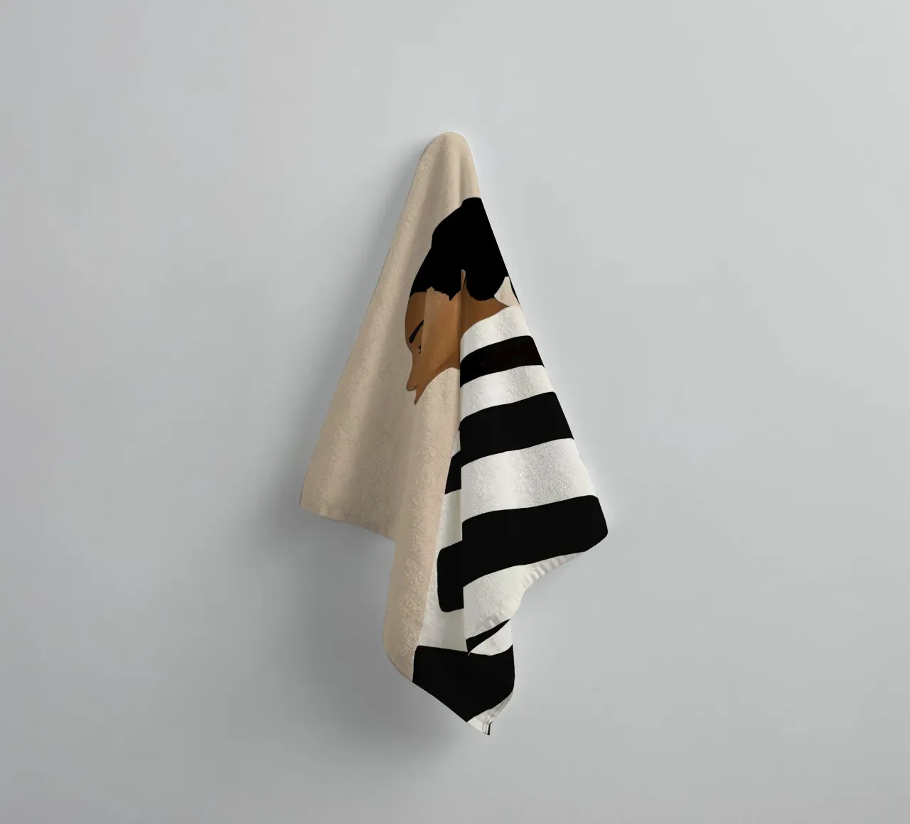 Ritratto di donna con abito a righe bianche e nere asciugamano da bagno da Take Your Art BV