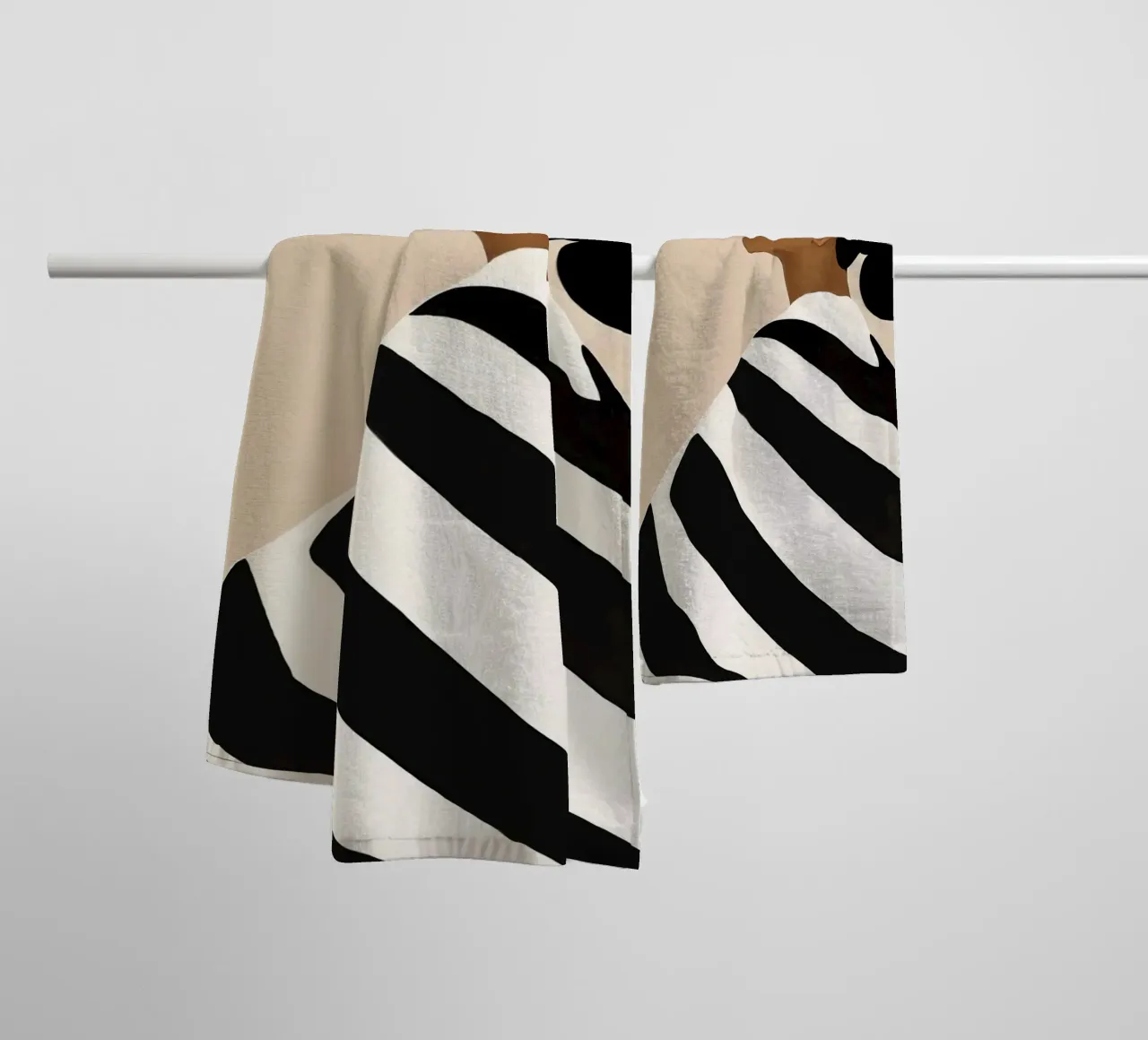 Ritratto di donna con abito a righe bianche e nere asciugamano da bagno da Take Your Art BV