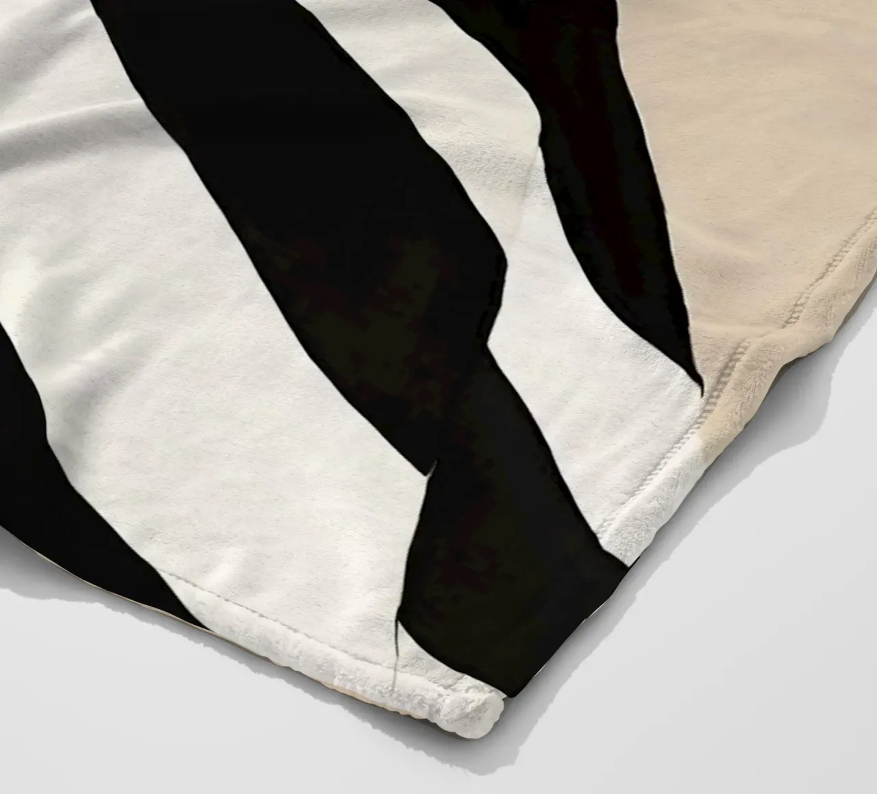Ritratto di donna con abito a righe bianche e nere coperta in pile da Take Your Art BV