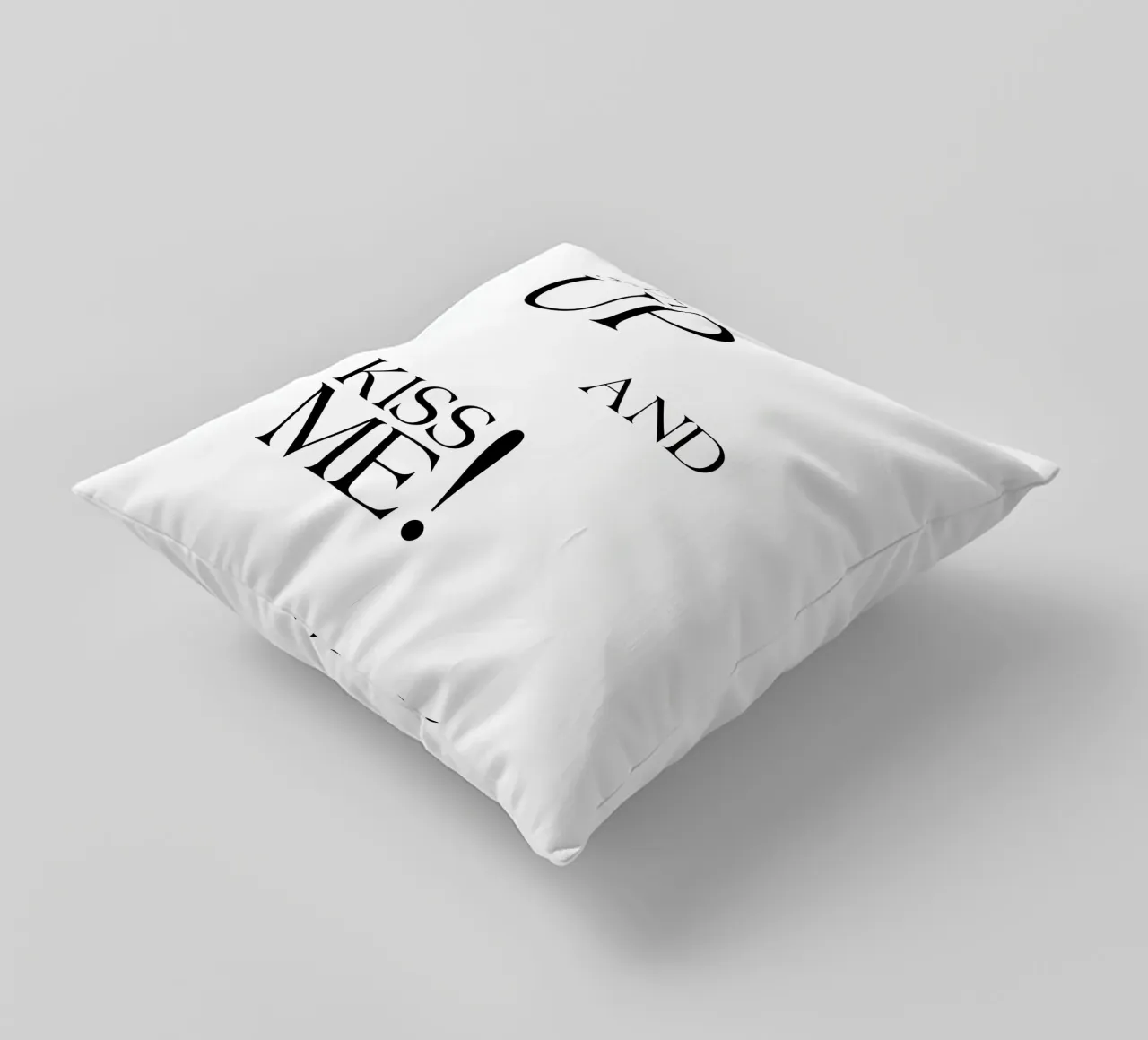 Zitto e baciami cuscino da YV TYPOGRAPHY