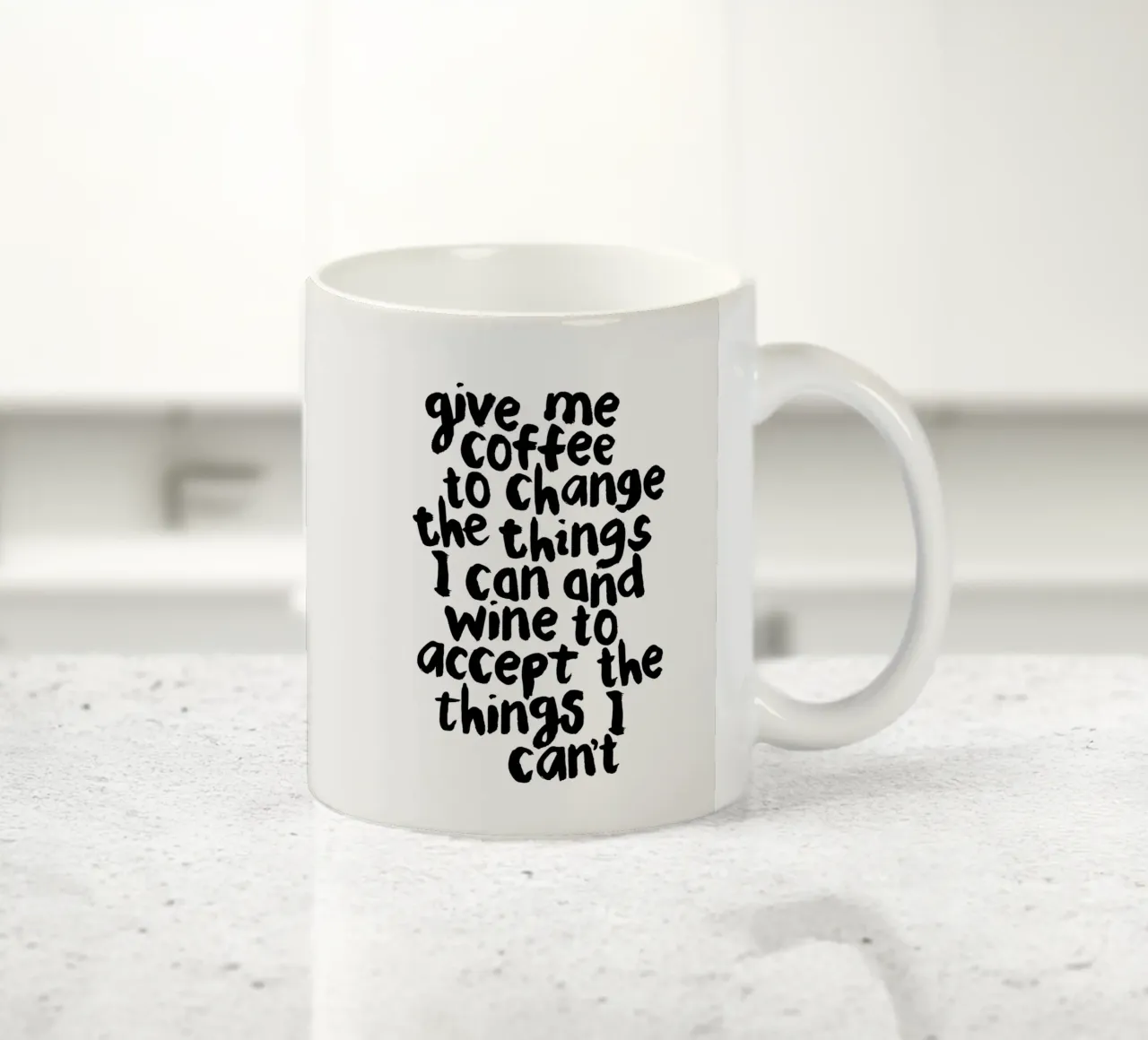 Gib mir Kaffee, um die Dinge zu ändern, die ich ändern kann, und Wein, um sie zu akzeptieren Keramik Tasse von THE MOTIVATED TYPE