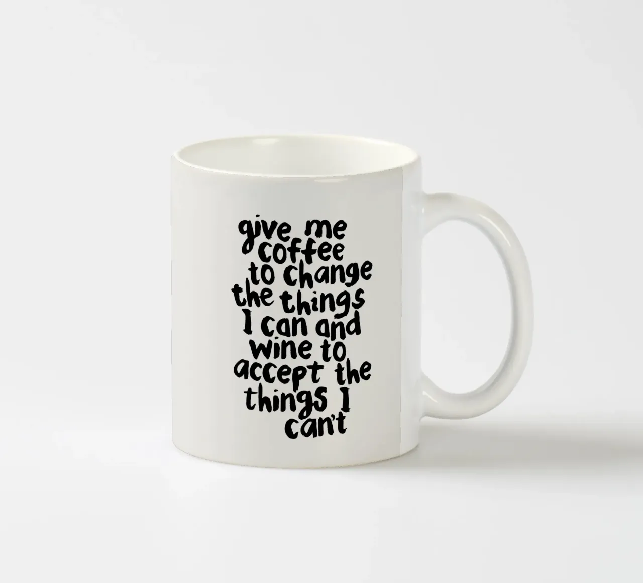 Gib mir Kaffee, um die Dinge zu ändern, die ich ändern kann, und Wein, um sie zu akzeptieren Keramik Tasse von THE MOTIVATED TYPE