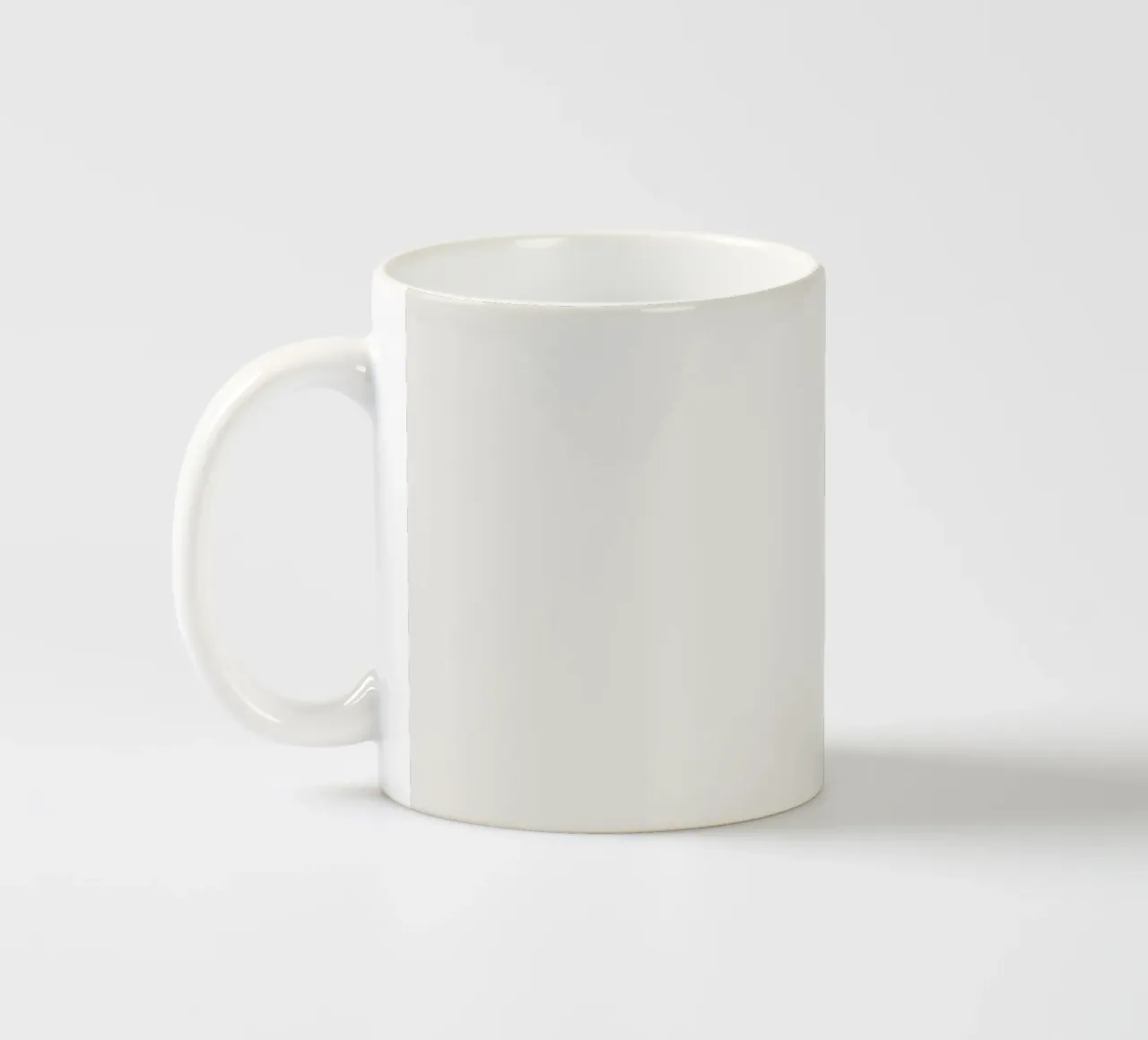 Gib mir Kaffee, um die Dinge zu ändern, die ich ändern kann, und Wein, um sie zu akzeptieren Keramik Tasse von THE MOTIVATED TYPE