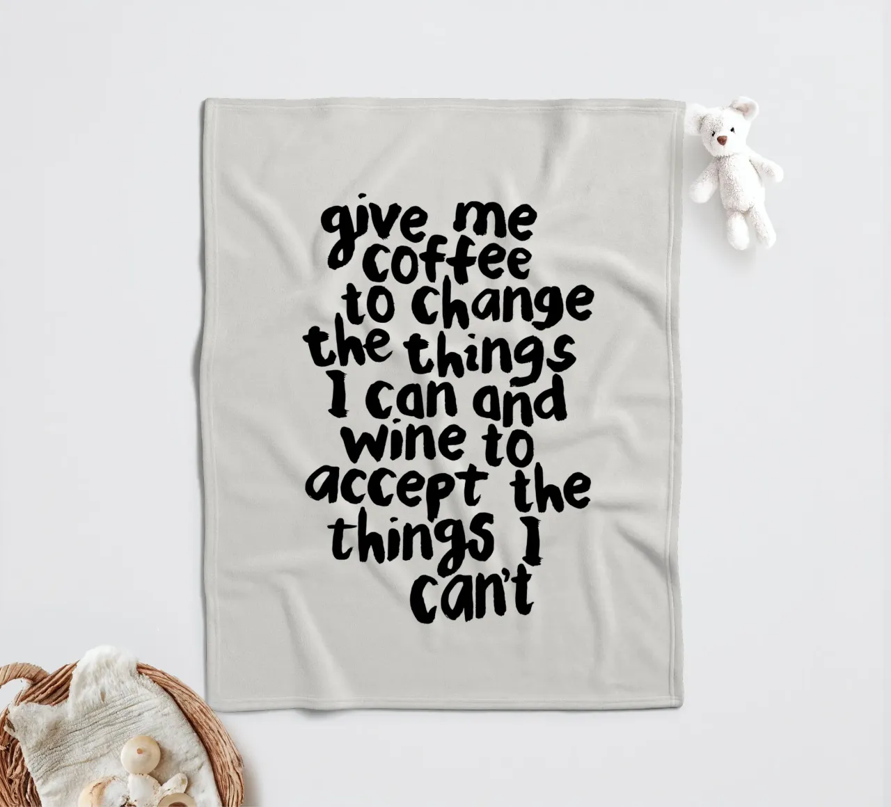 Gib mir Kaffee, um die Dinge zu ändern, die ich ändern kann, und Wein, um sie zu akzeptieren Fleecedecke von THE MOTIVATED TYPE
