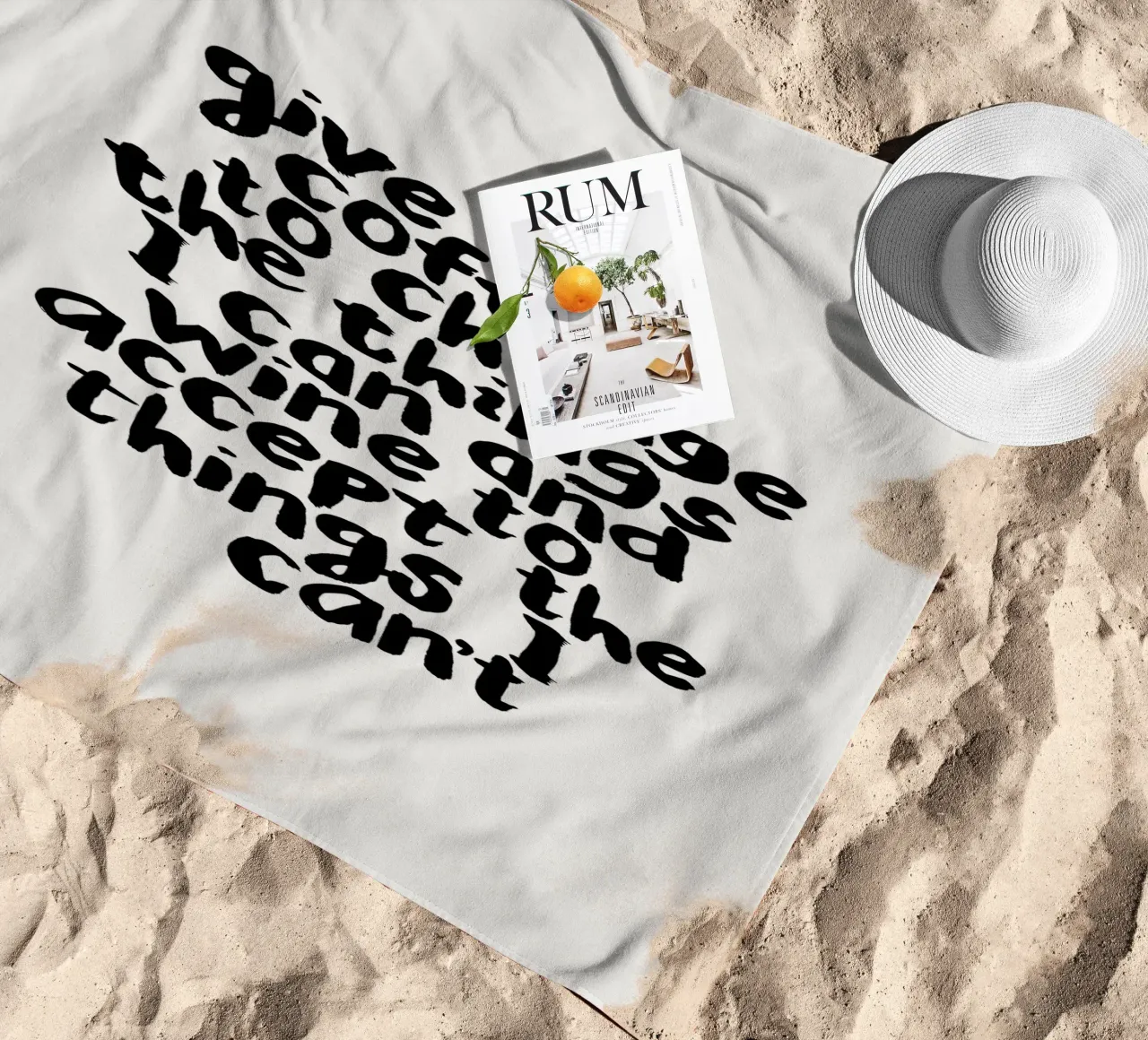 Gib mir Kaffee, um die Dinge zu ändern, die ich ändern kann, und Wein, um sie zu akzeptieren Strandtuch von THE MOTIVATED TYPE