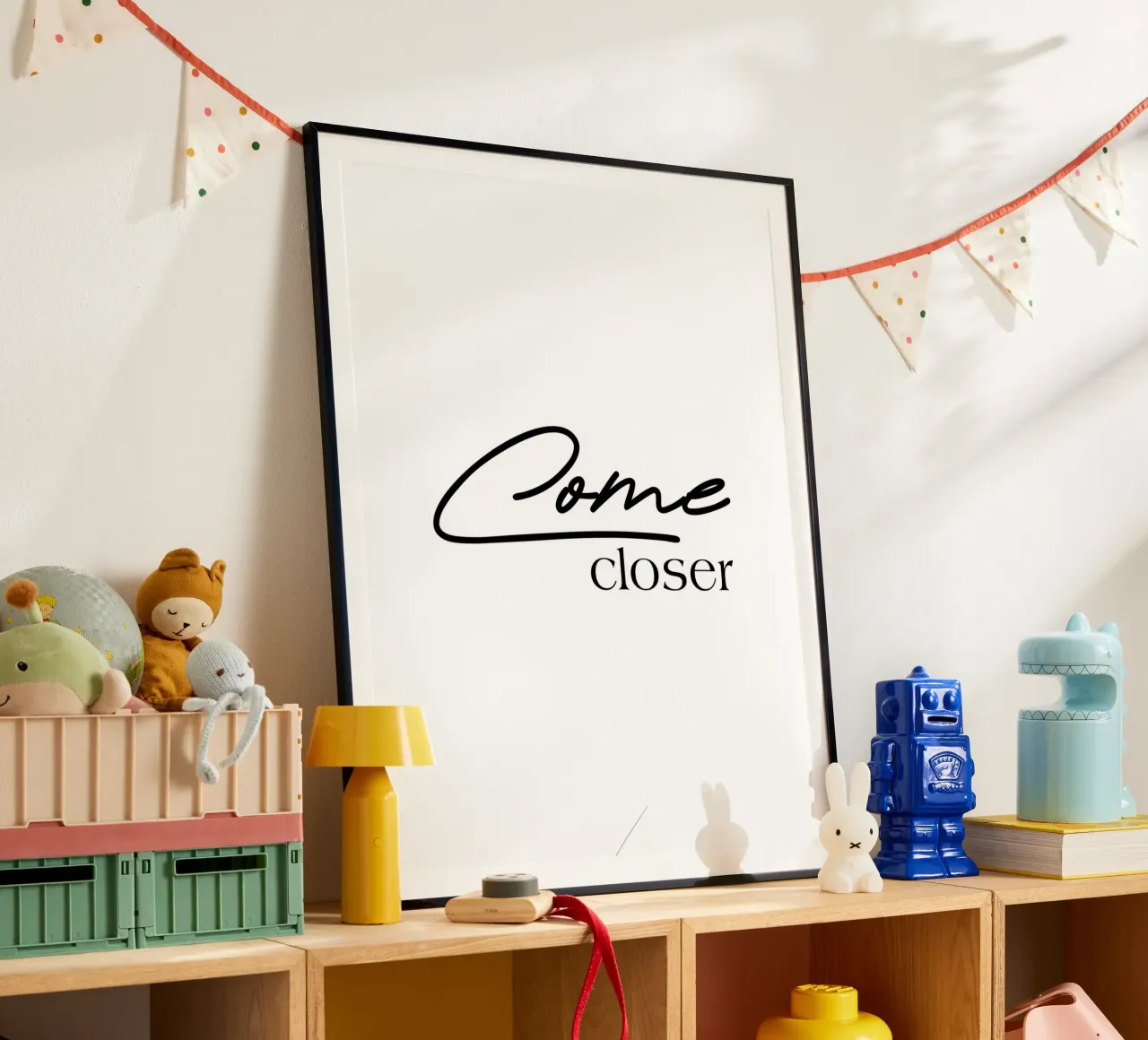 Vieni più vicino poster con telaio in plastica da YV TYPOGRAPHY