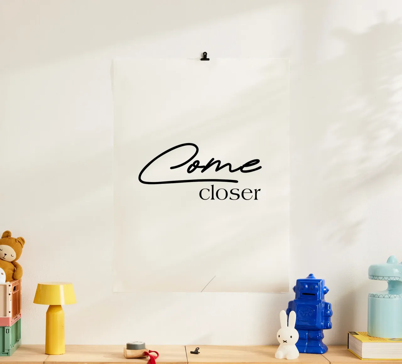 Vieni più vicino poster con telaio in plastica da YV TYPOGRAPHY