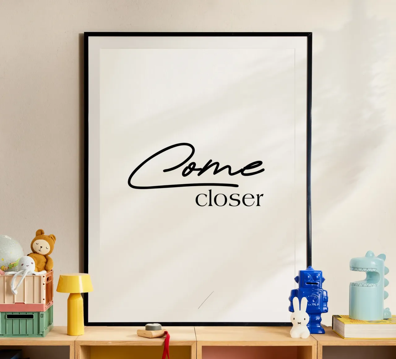 Vieni più vicino poster con telaio in plastica da YV TYPOGRAPHY