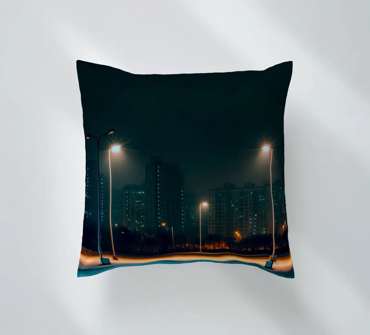 Pyongyang sotto i lampioni - Un'esplosione di solitudine urbana cuscino da By Night