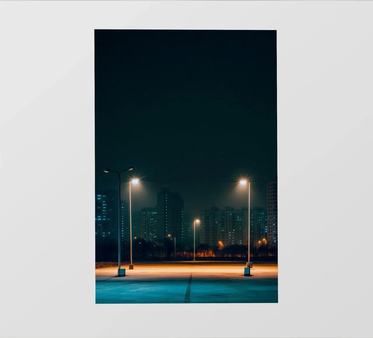 Pyongyang sotto i lampioni - Un'esplosione di solitudine urbana telo in pvc da By Night