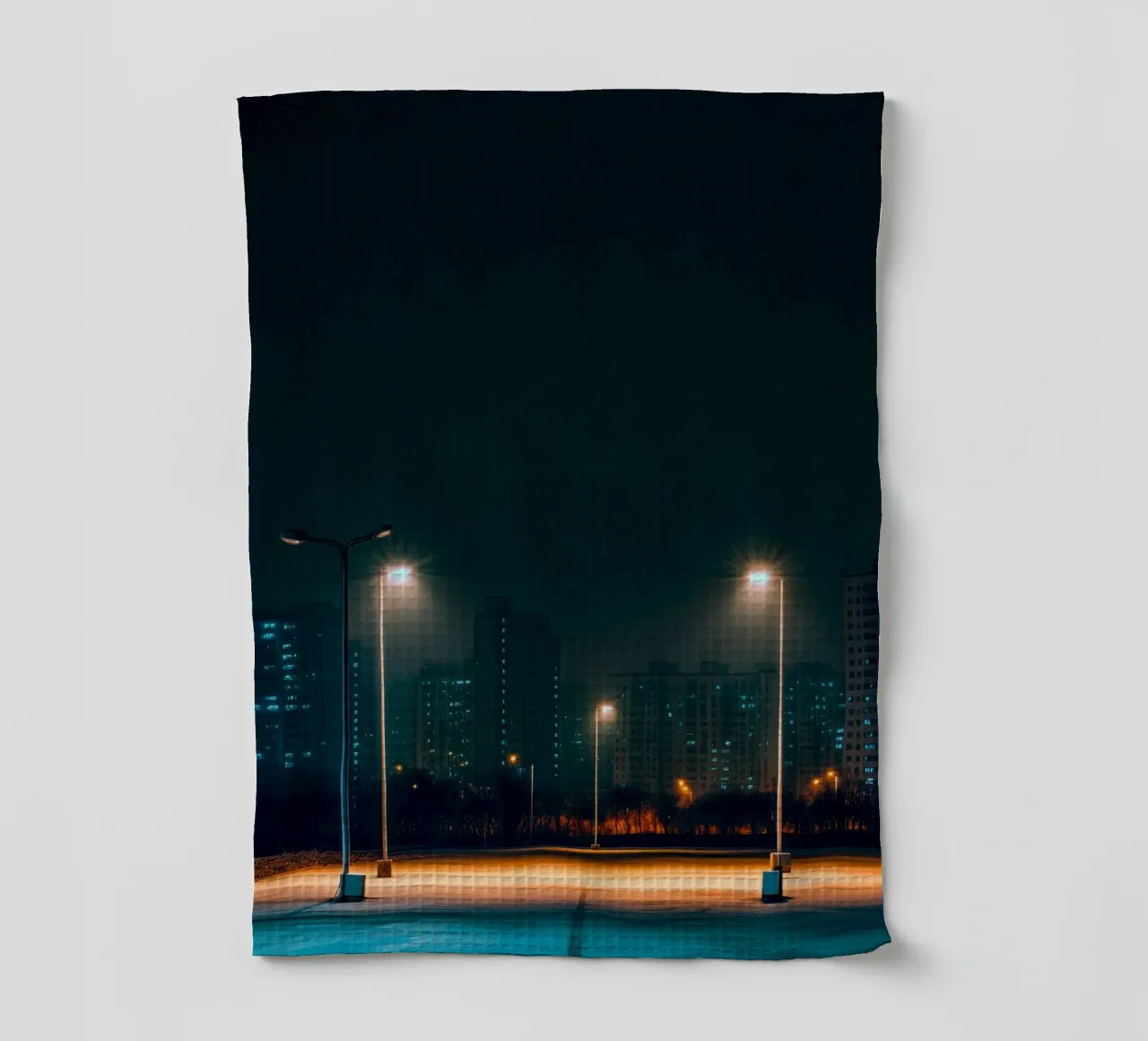 Pyongyang sous les lampadaires - Un éclat de solitude urbain torchon de By Night