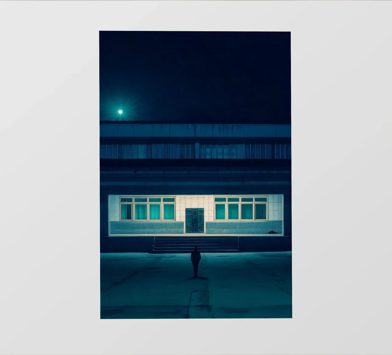 L'enigmatica facciata di Pyongyang - Mistero sotto la luce del sole telo in pvc da By Night