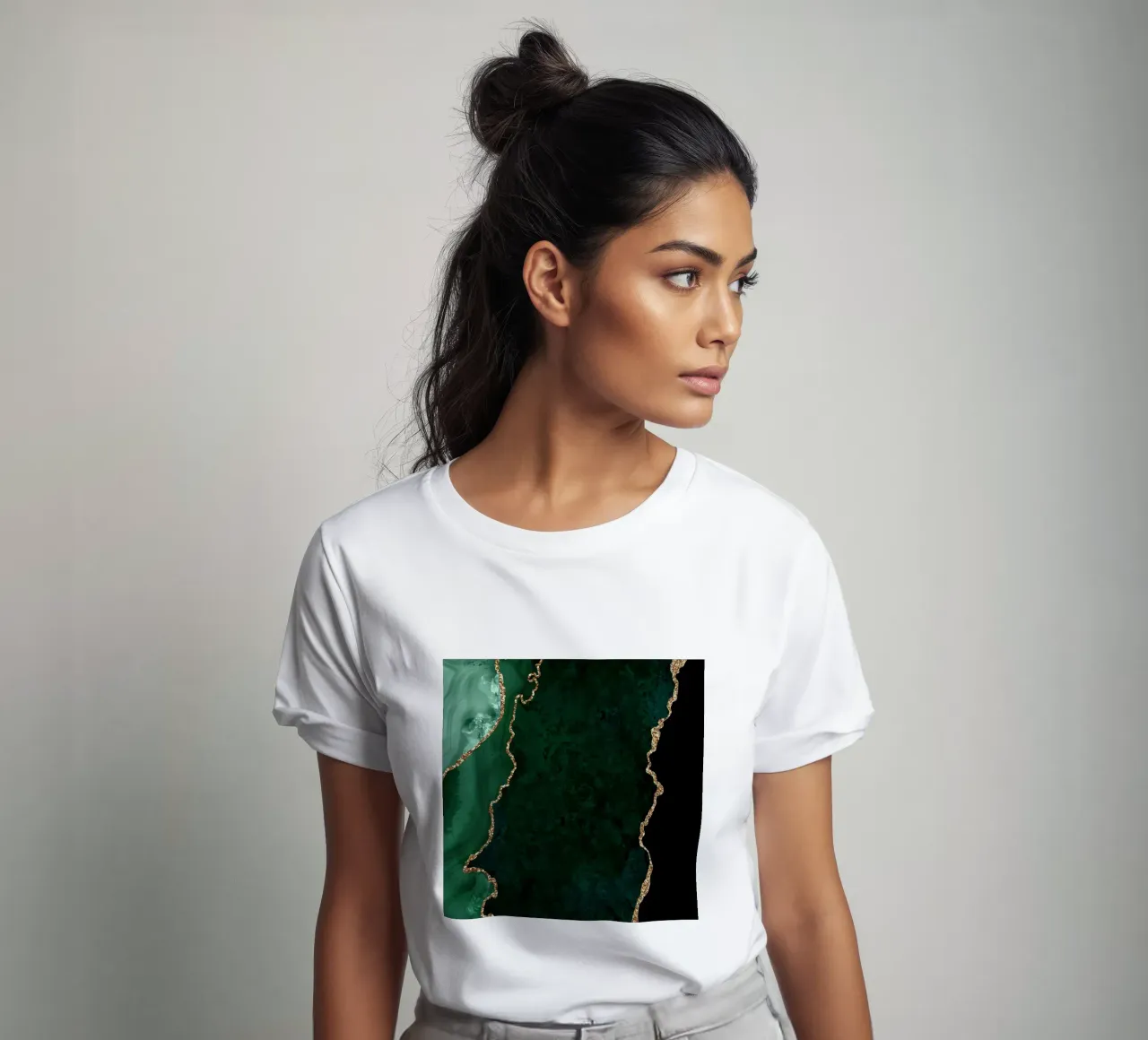 Smaragd & Gold Achat Textur 04 T-Shirt von Gemstone Textures