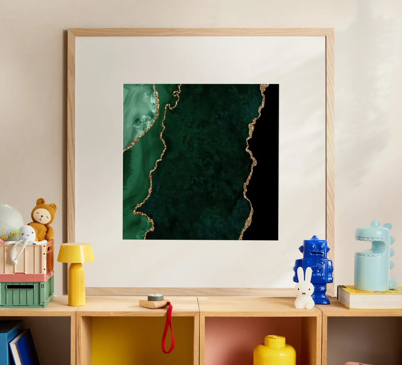 Texture agata smeraldo e oro 04 poster con telaio in plastica da Gemstone Textures