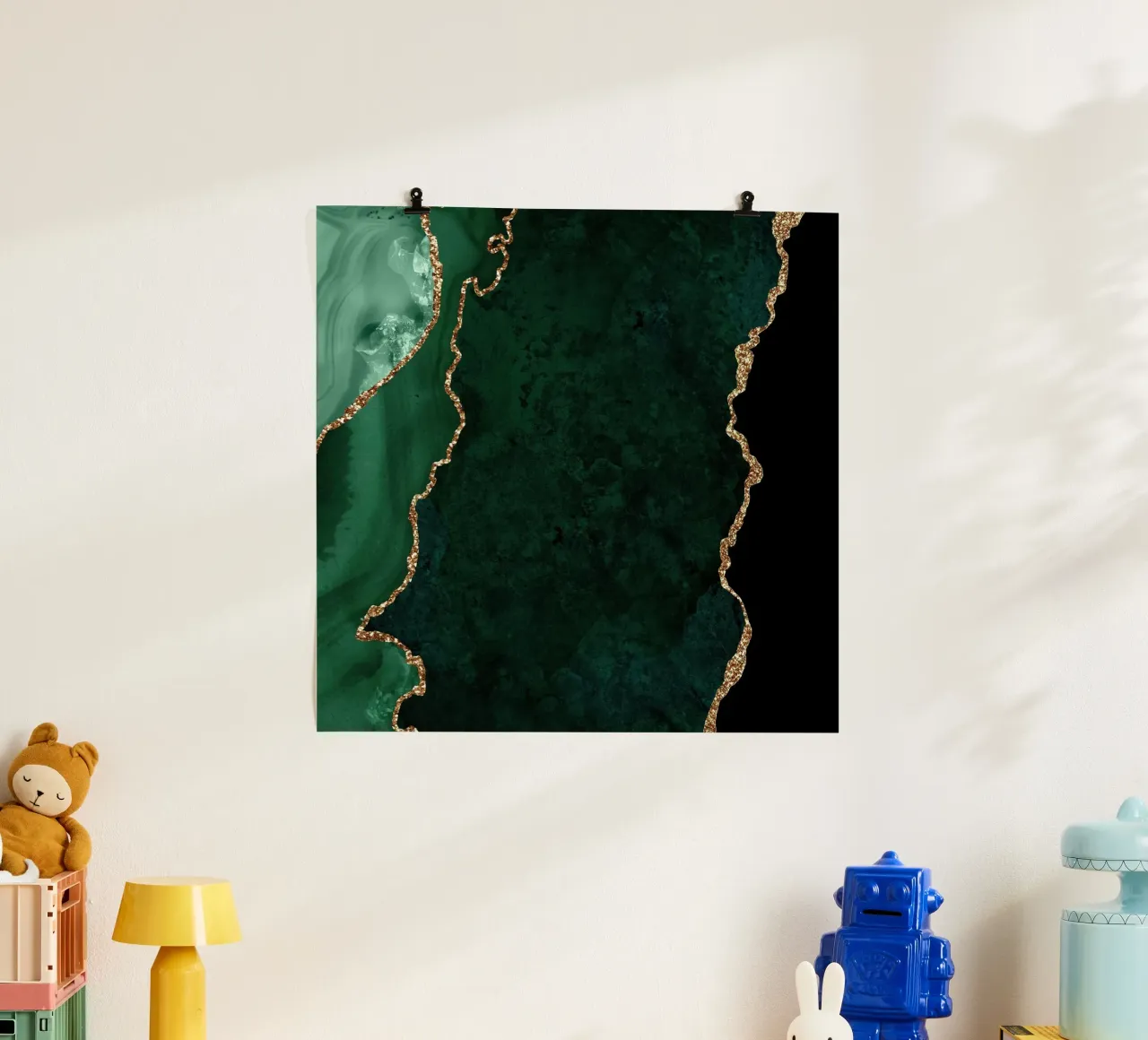 Texture agata smeraldo e oro 04 poster con telaio in plastica da Gemstone Textures