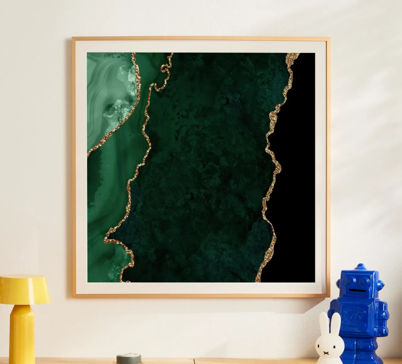 Texture agata smeraldo e oro 04 poster con telaio in plastica da Gemstone Textures