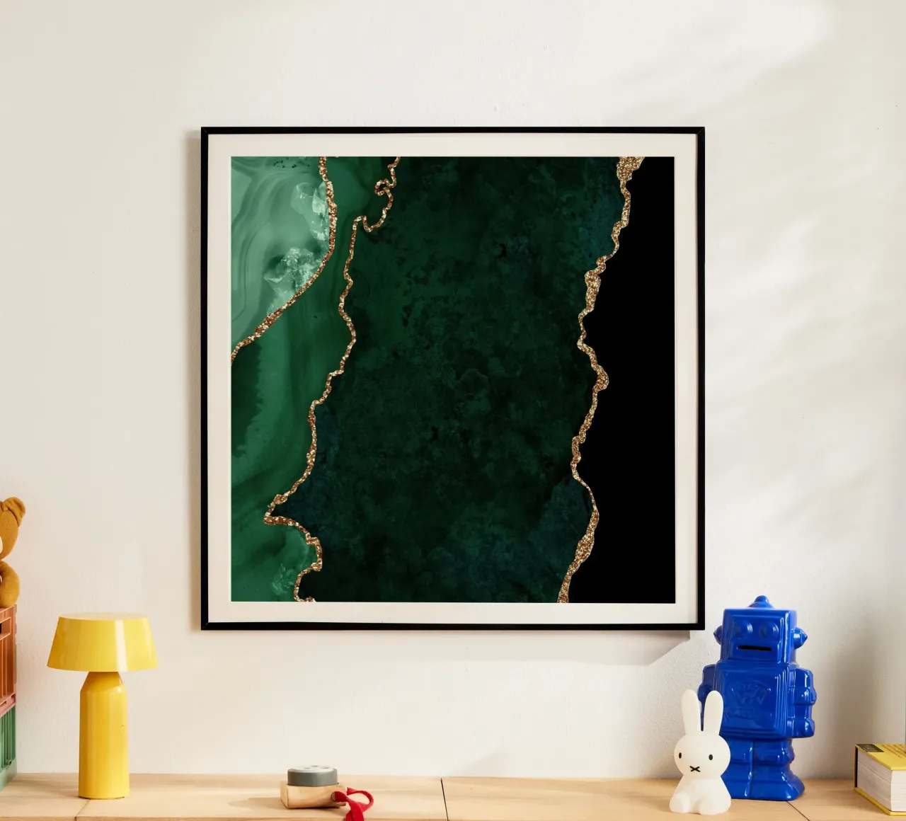 Texture agata smeraldo e oro 04 poster con telaio in plastica da Gemstone Textures