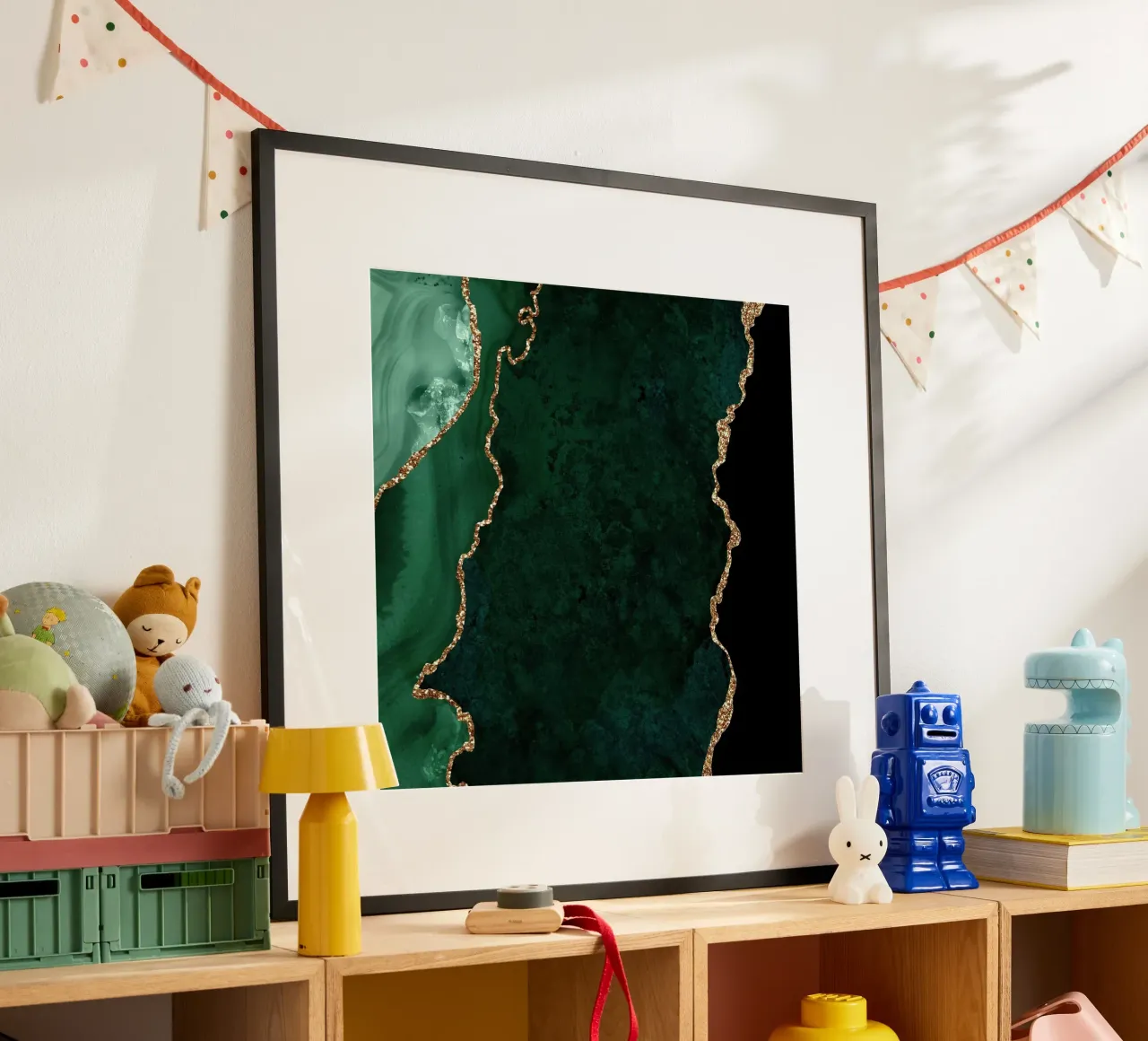 Texture agata smeraldo e oro 04 poster con telaio in plastica da Gemstone Textures