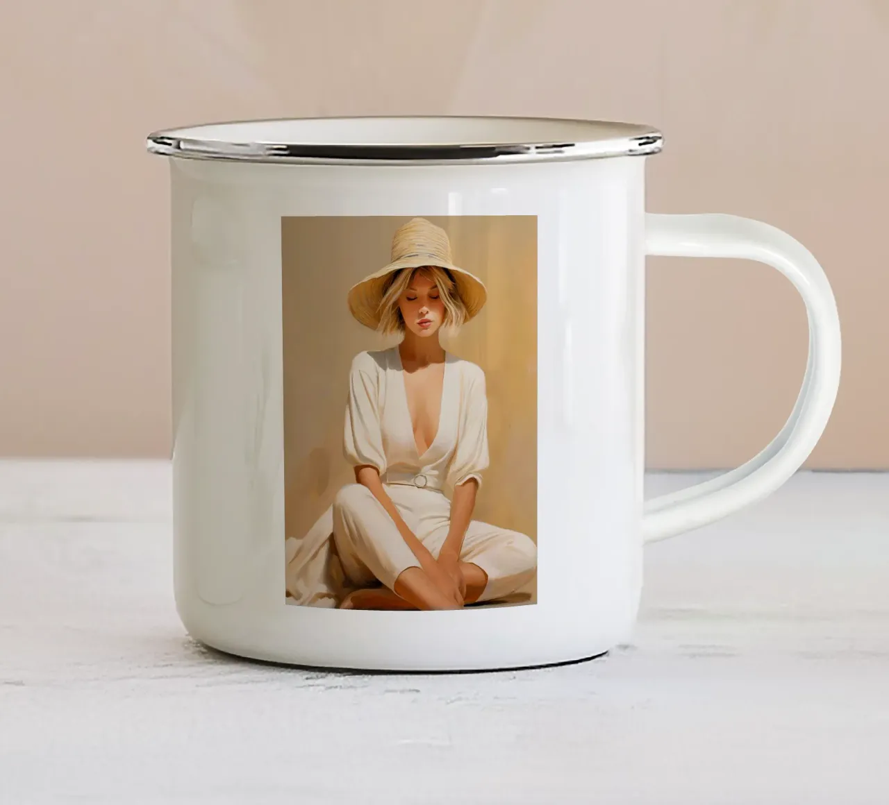 Portret vrouw ontspannen zitten met strohoed zachte kleuren emaille mok van Take Your Art BV