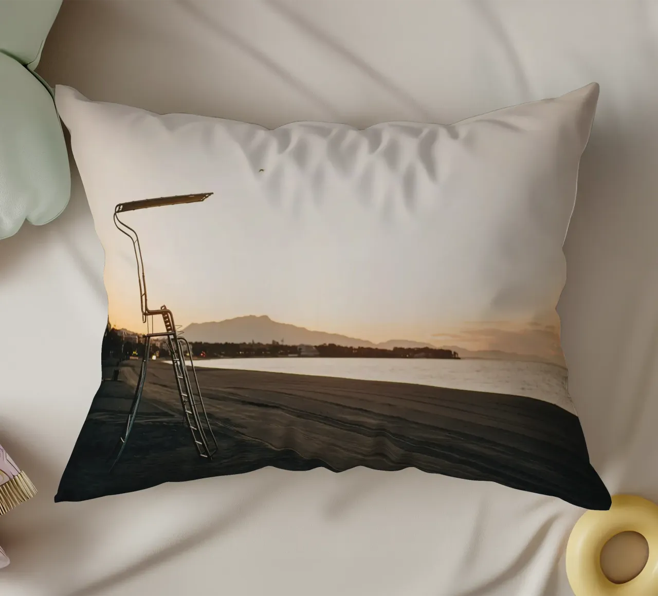 Alba sulla spiaggia in Spagna: mattine in Andalusia cuscino da Bold and Retro