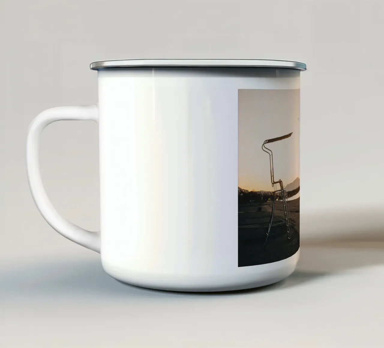 Alba sulla spiaggia in Spagna: mattine in Andalusia tazza in smalto da Bold and Retro