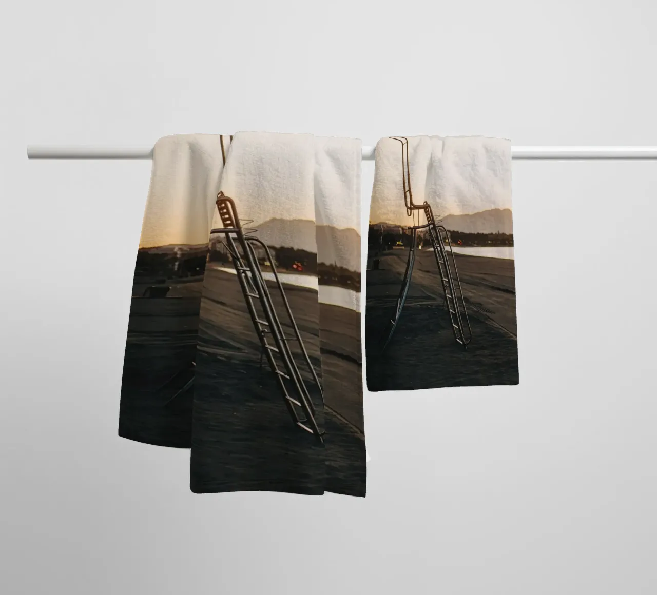 Alba sulla spiaggia in Spagna: mattine in Andalusia asciugamano da bagno da Bold and Retro