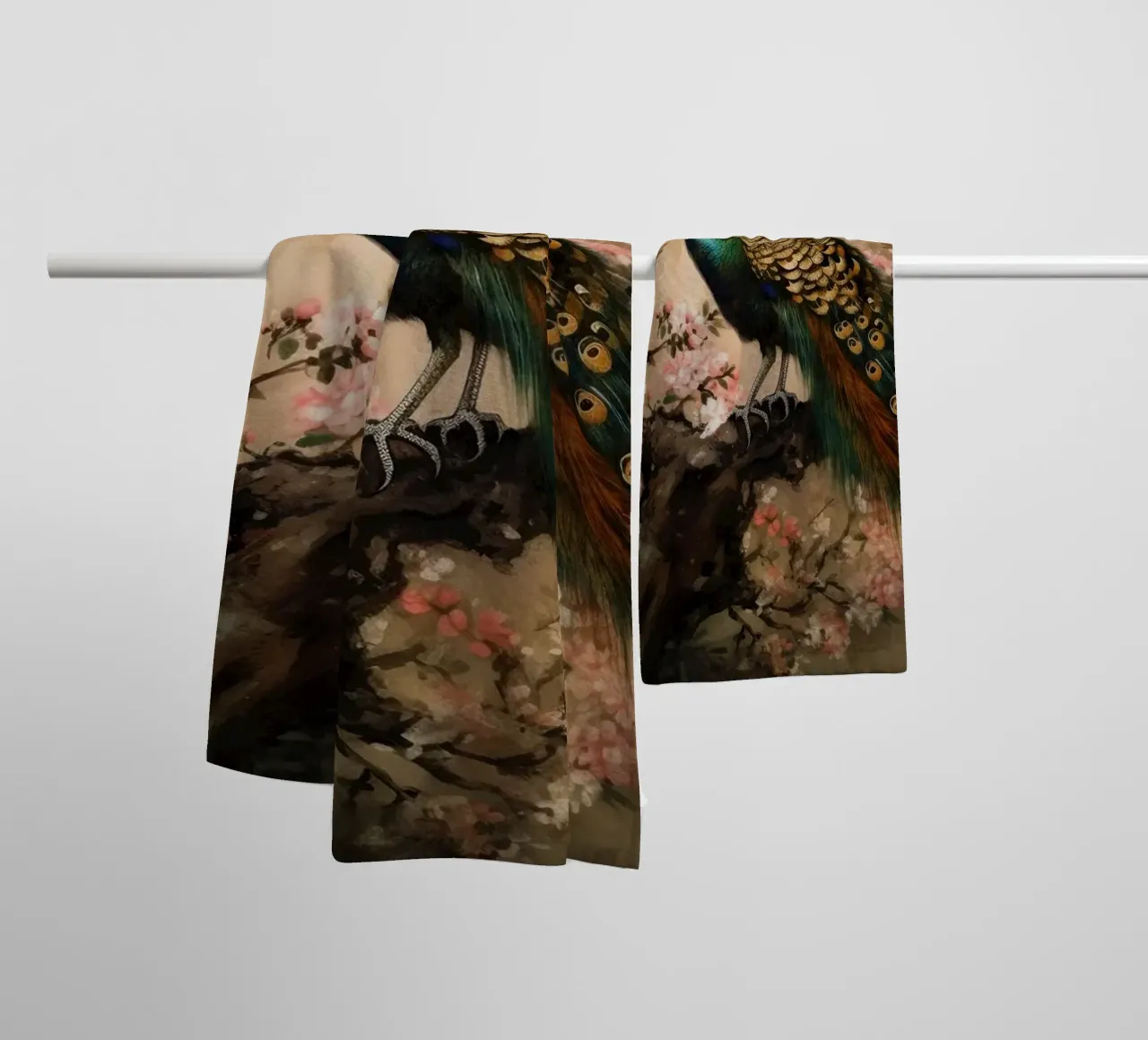 Pavone reale d'epoca e fiori di ciliegio asciugamano da bagno da Vintage World - Uta Naumann