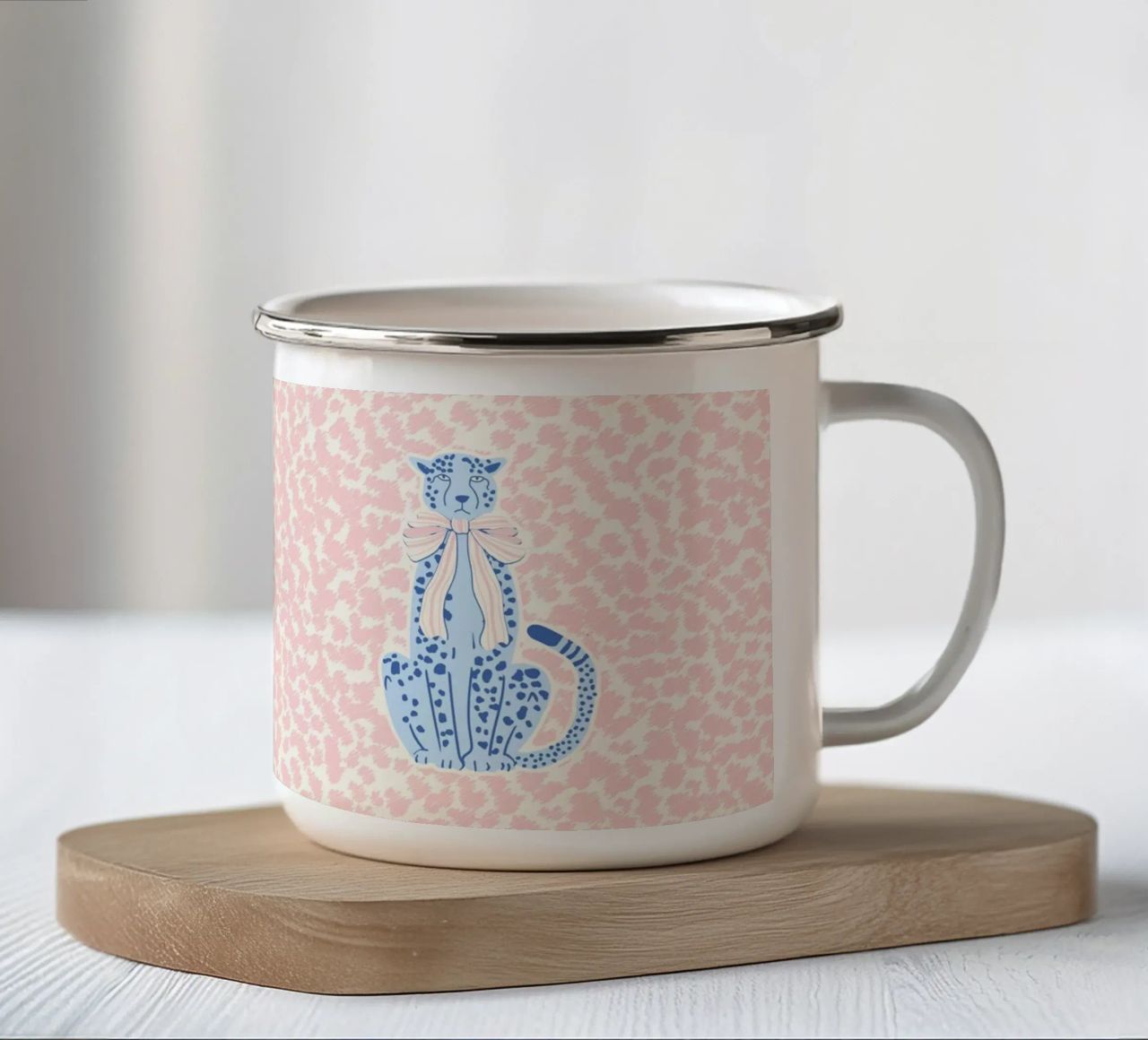 Ghepardo preppy con fiocco tazza in smalto da Studio Birchwood