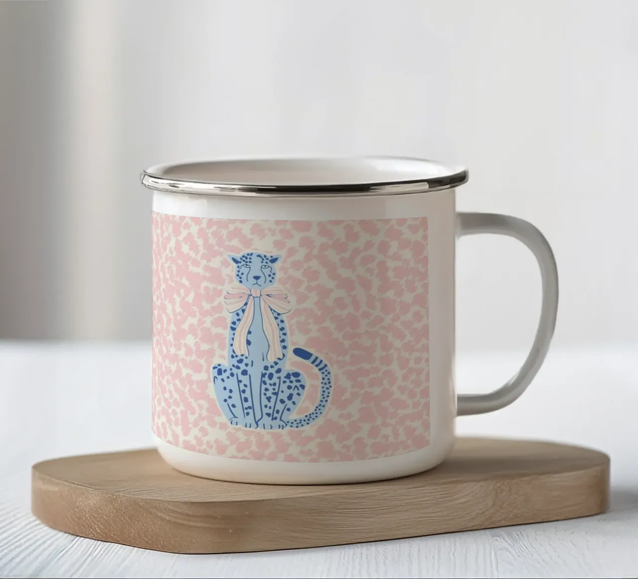 Ghepardo preppy con fiocco tazza in smalto da Studio Birchwood
