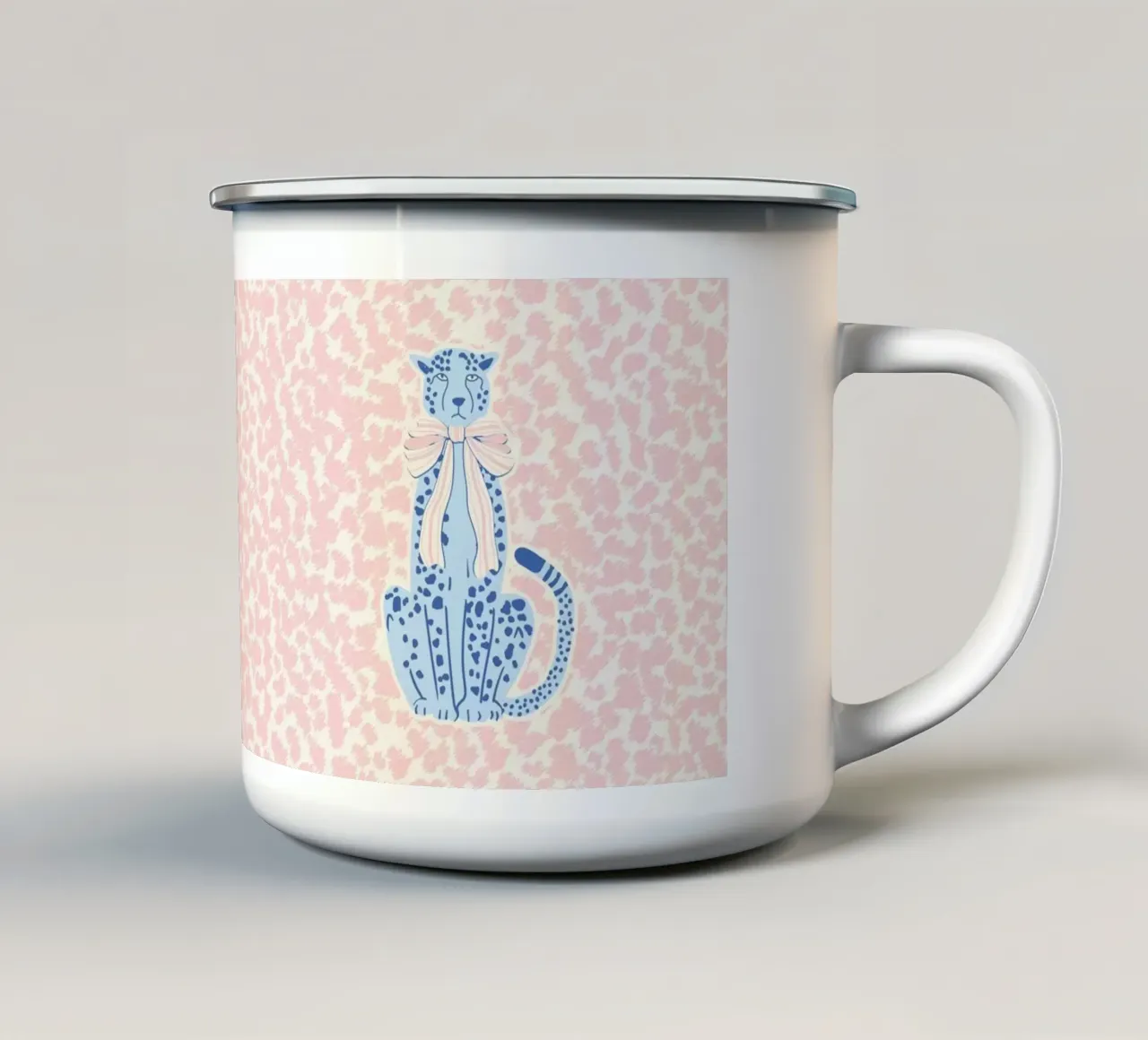 Ghepardo preppy con fiocco tazza in smalto da Studio Birchwood