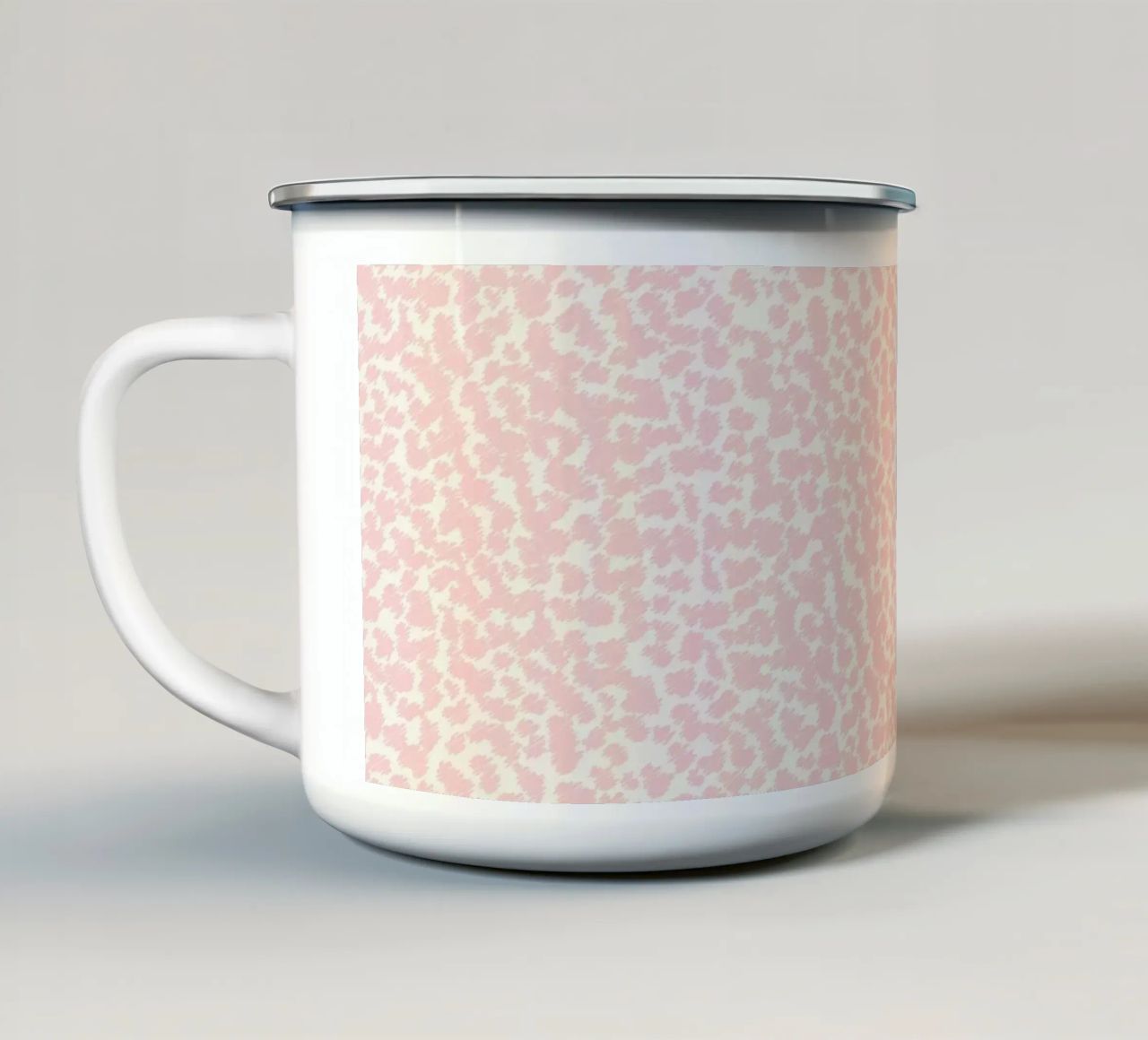 Ghepardo preppy con fiocco tazza in smalto da Studio Birchwood