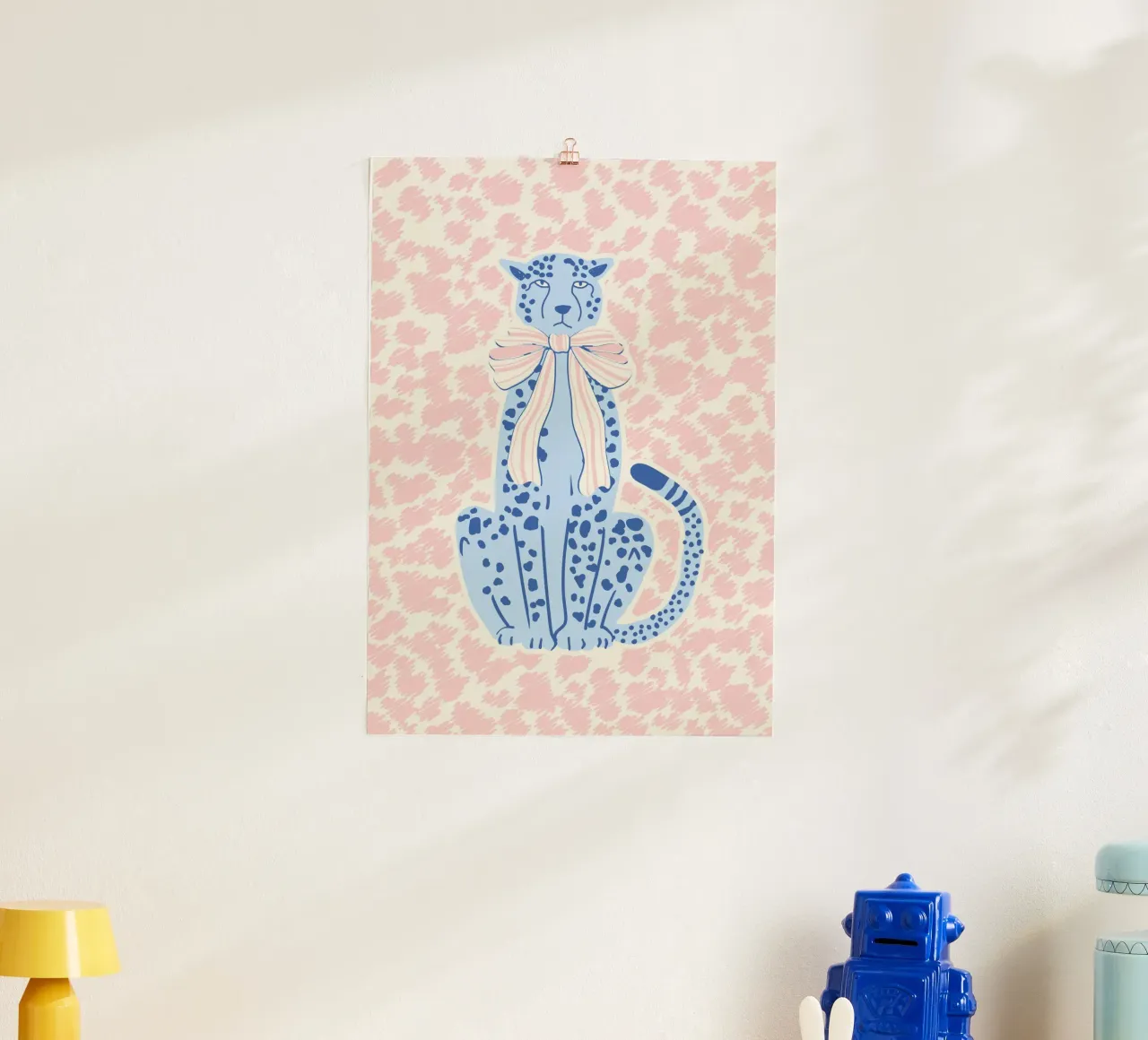 Ghepardo preppy con fiocco poster da Studio Birchwood