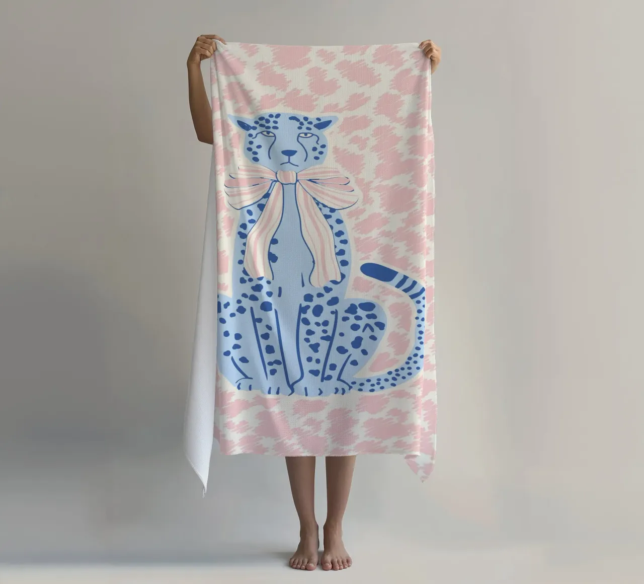 Ghepardo preppy con fiocco telo mare da Studio Birchwood