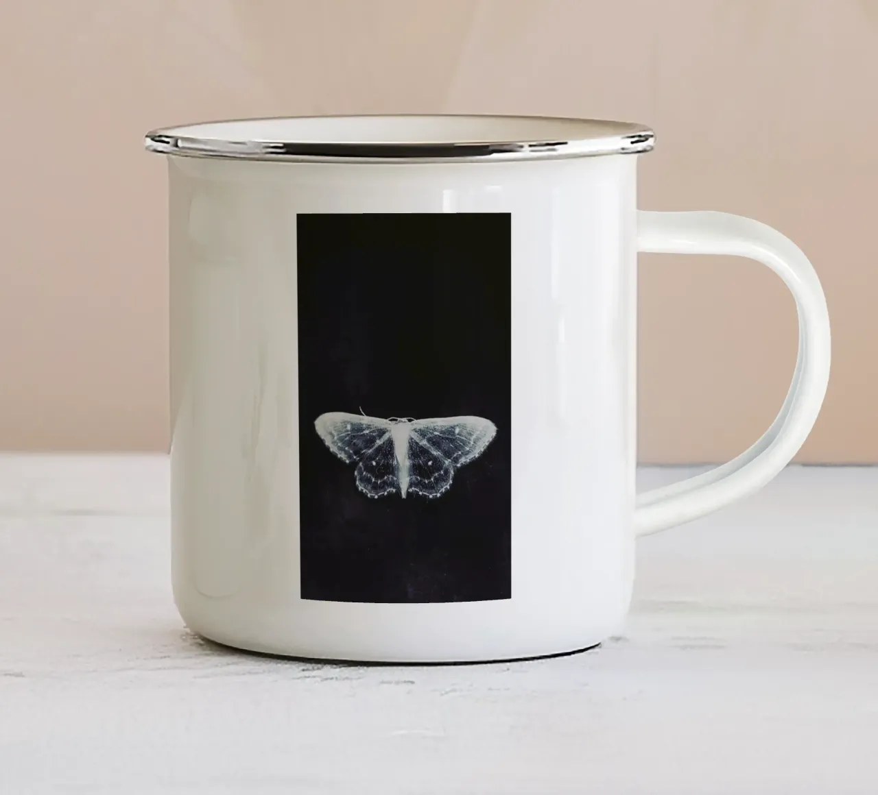 Fragile tazza in smalto da Ingrid Beddoes