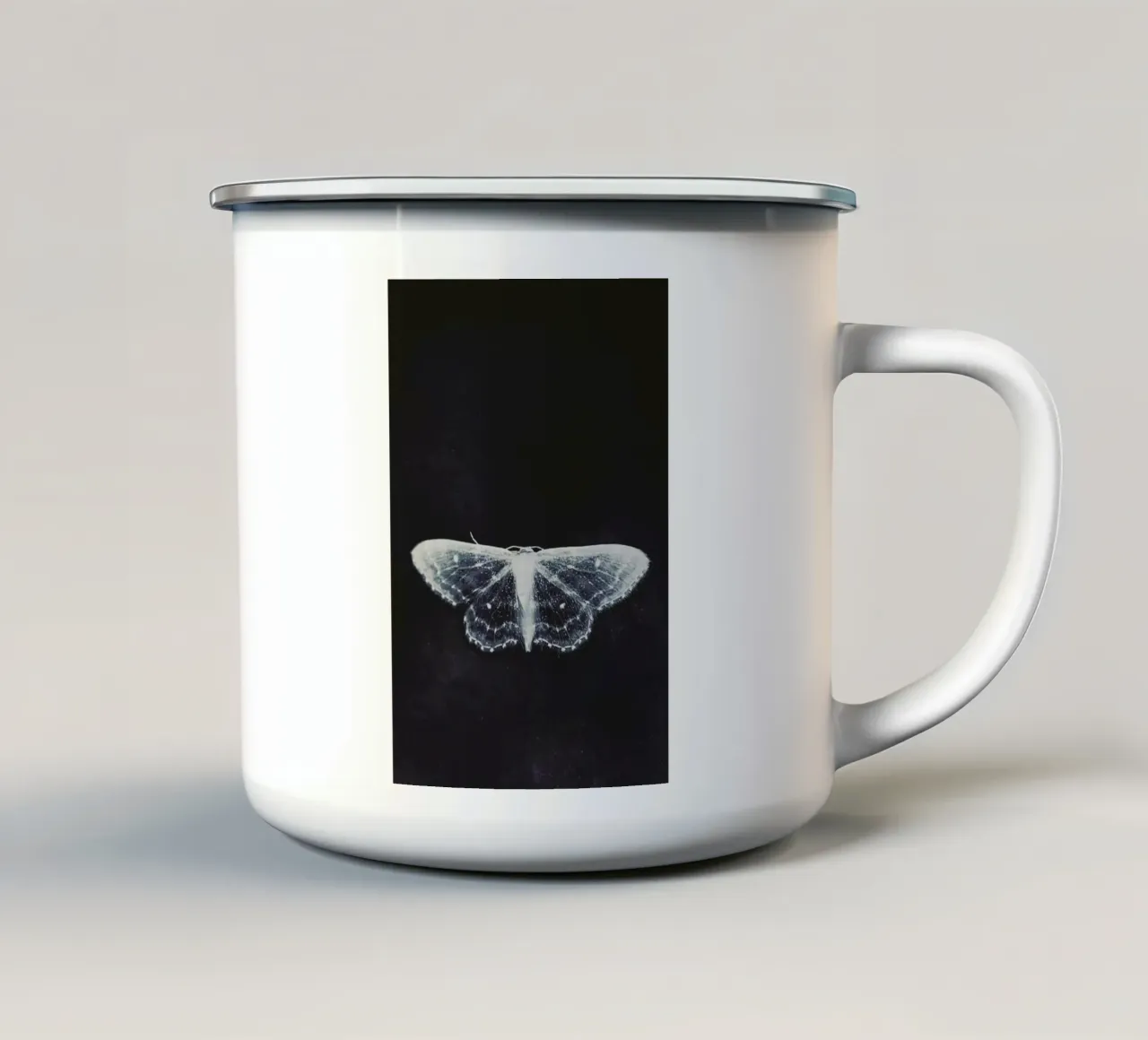 Fragile tazza in smalto da Ingrid Beddoes