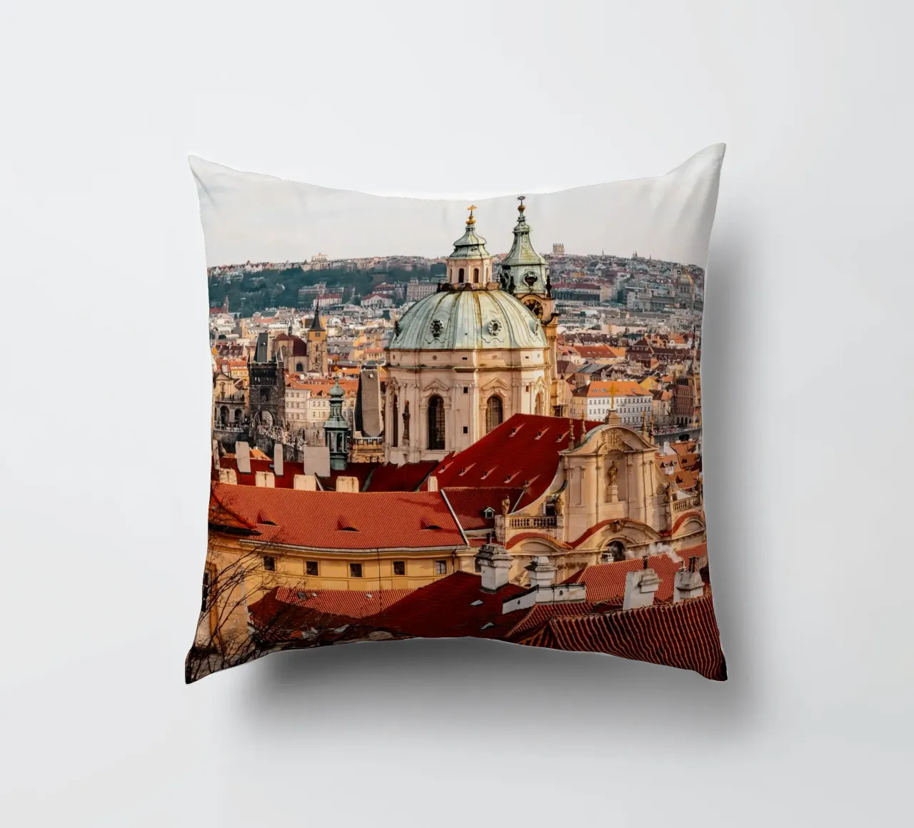 Prague, République tchèque - Vue rétro de la ville et du pont Charles coussin de Bold and Retro