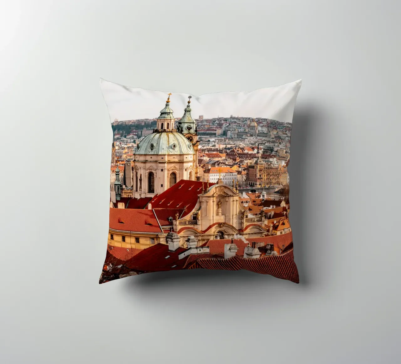 Prague, République tchèque - Vue rétro de la ville et du pont Charles coussin de Bold and Retro