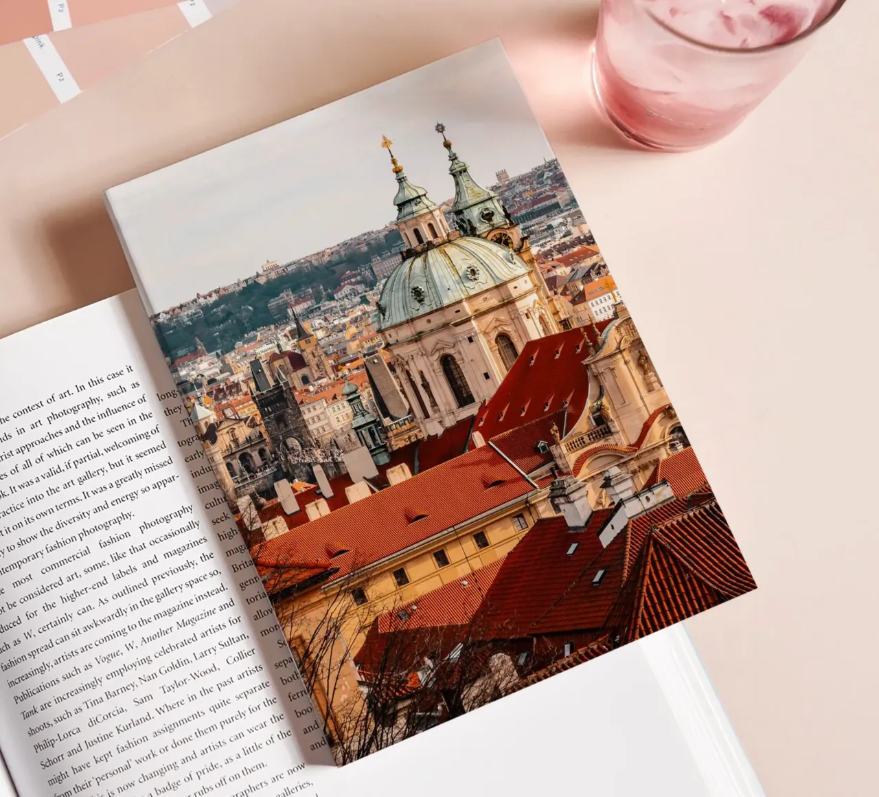 Prague, République tchèque - Vue rétro de la ville et du pont Charles carnet de notes de Bold and Retro