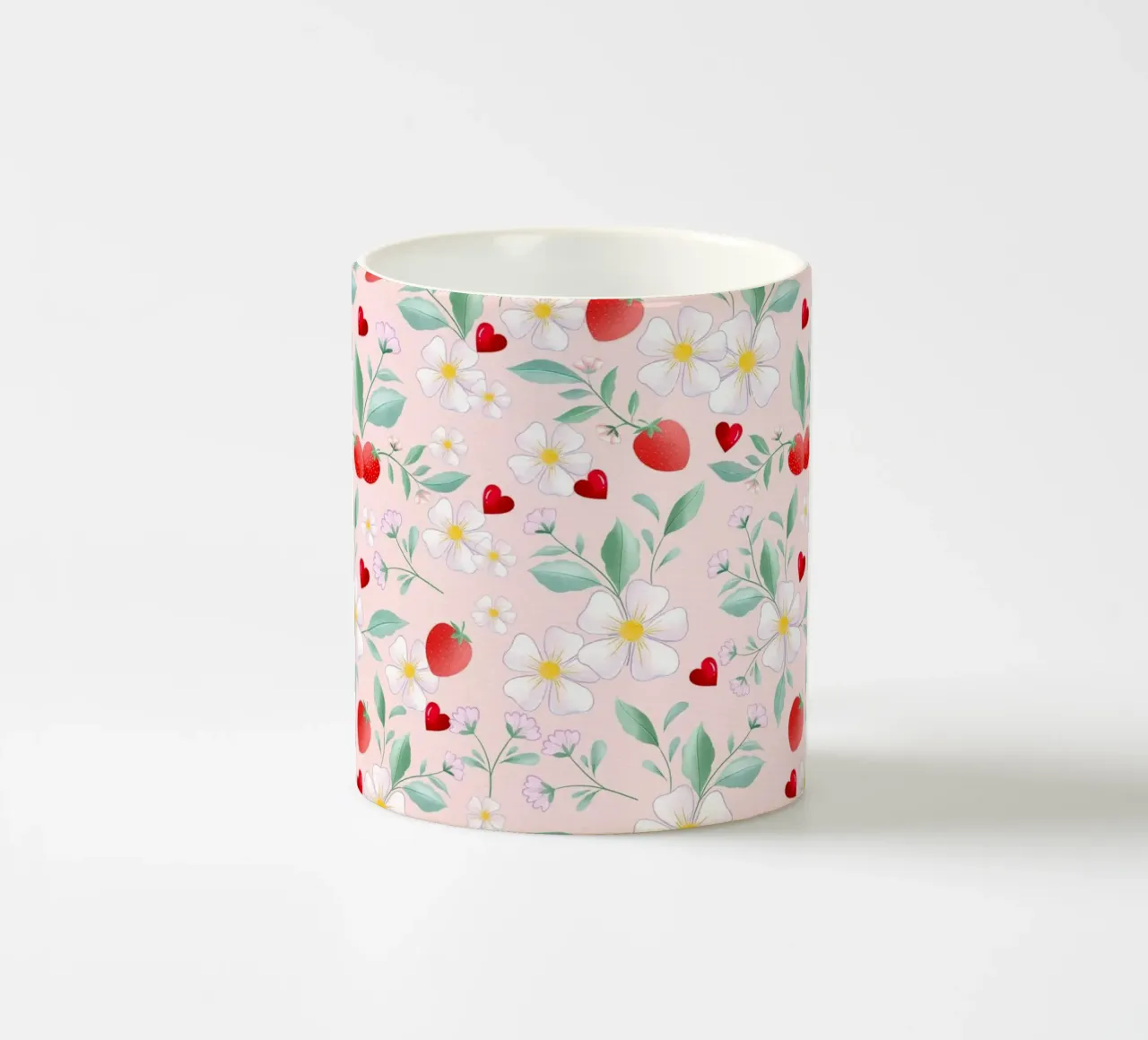 Motivo primaverile di fiori bianchi e fragole. Romantico. tazza in ceramica da CalliLetters