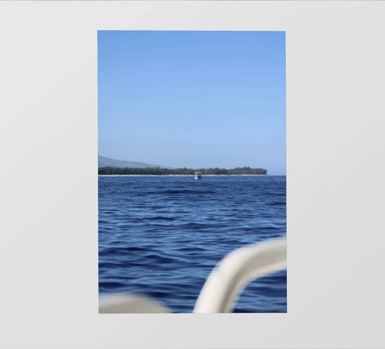 Offshore boat fotobehang van Léa Lefebvre Photography