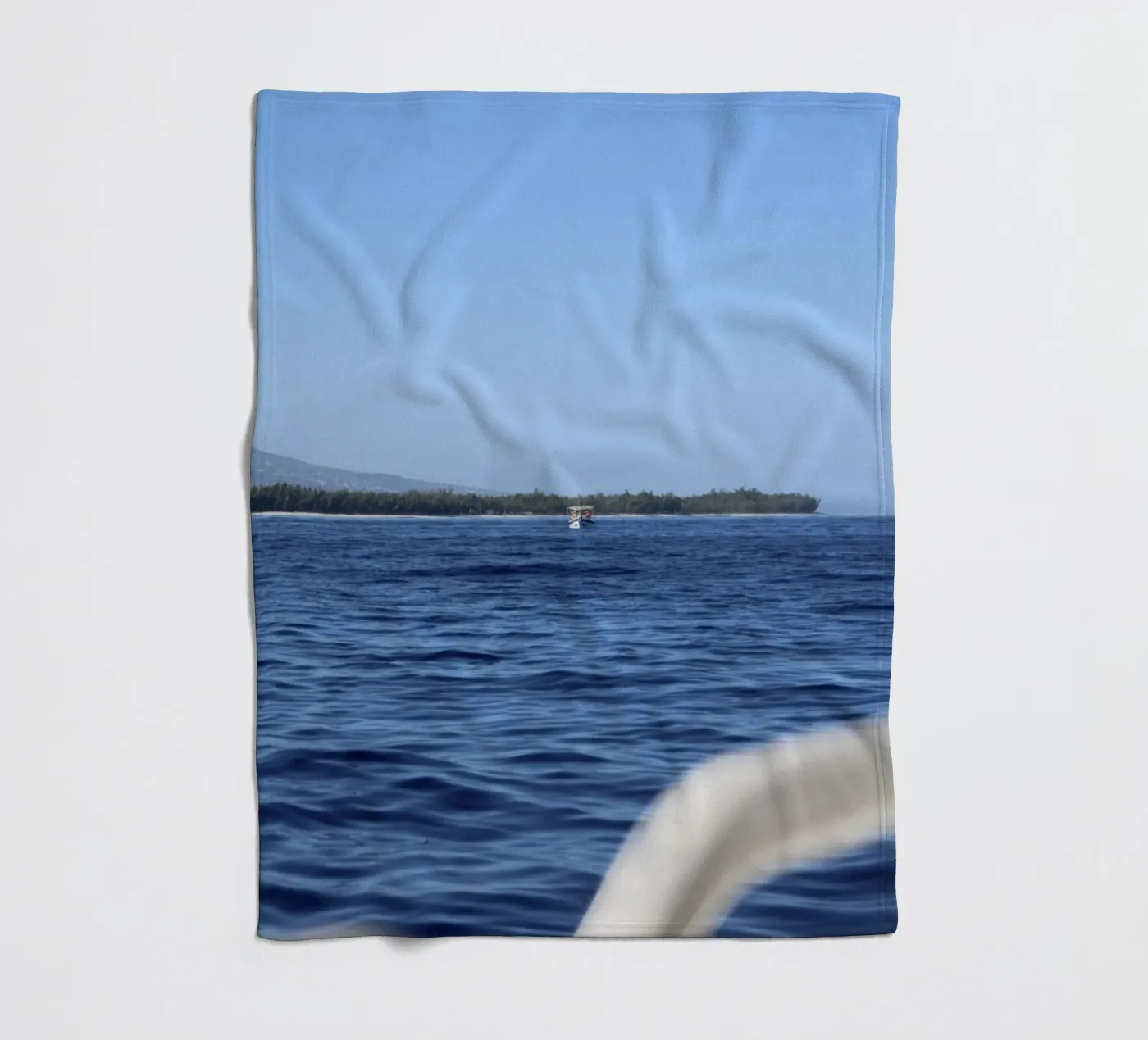 Offshore boat Fleecedecke von Léa Lefebvre Photography