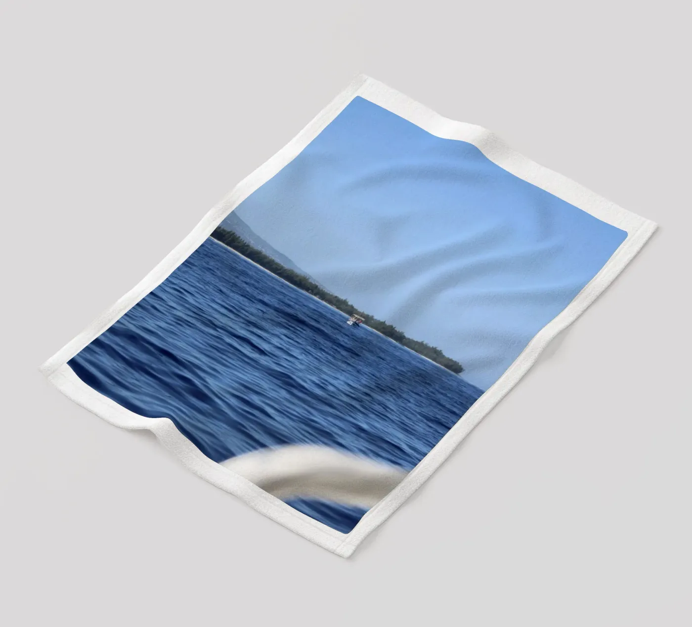 Offshore boat Fleecedecke von Léa Lefebvre Photography