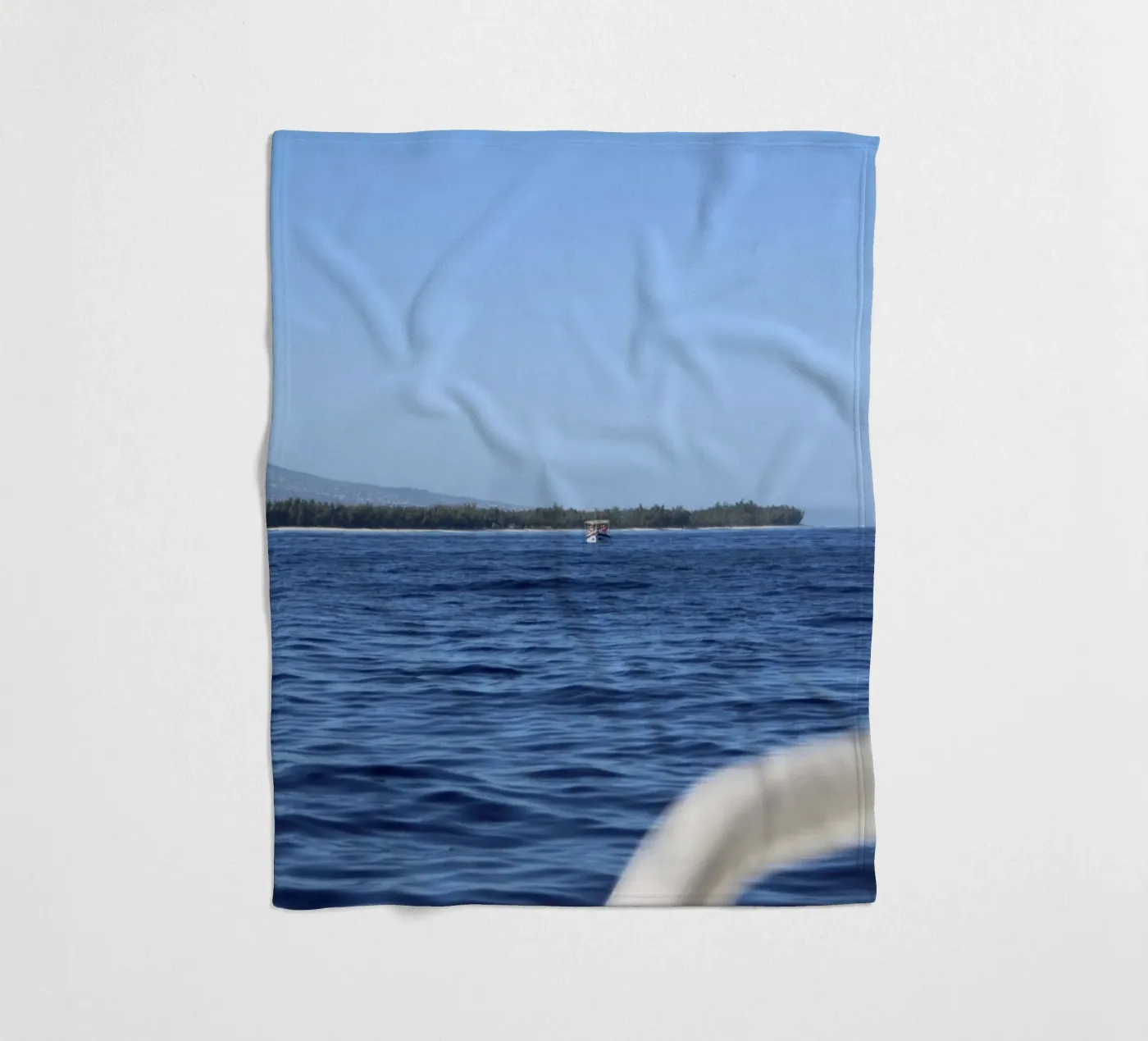 Offshore boat Fleecedecke von Léa Lefebvre Photography